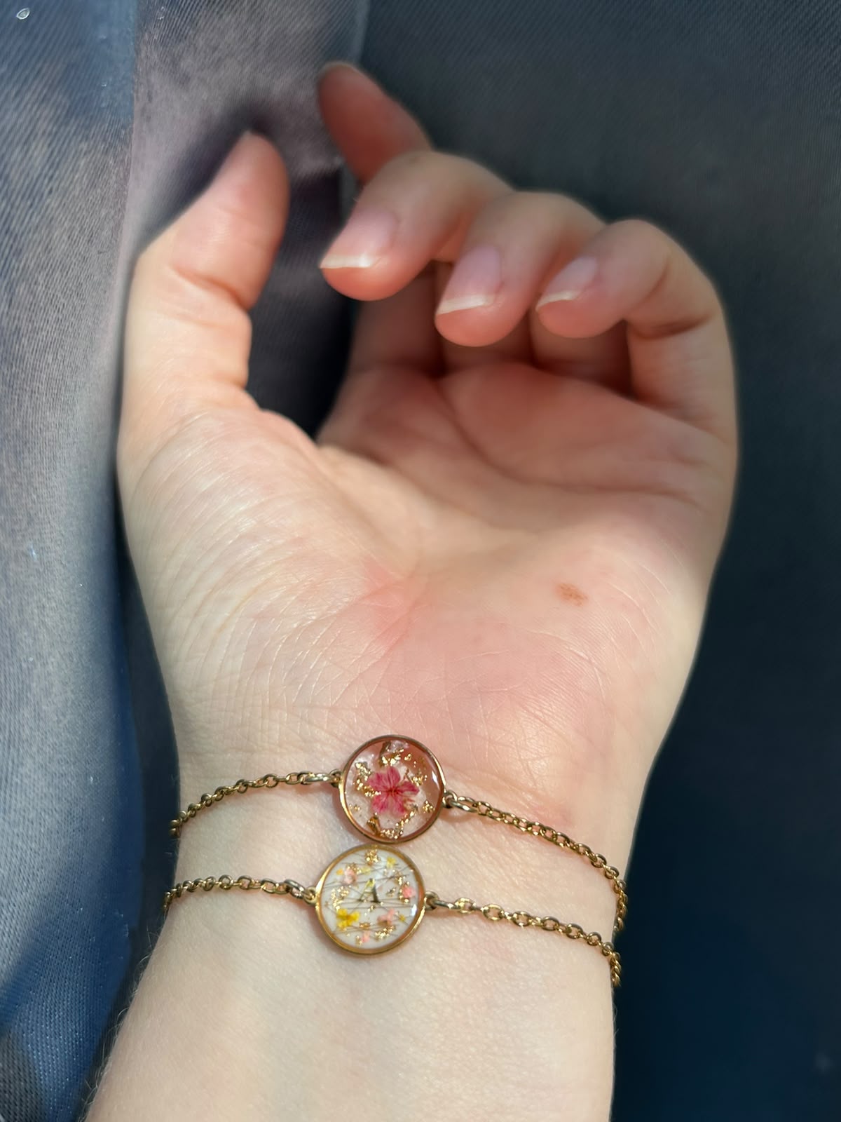 Bracelet doré personalisé - résine, fleurs schées - bracelet souvenir