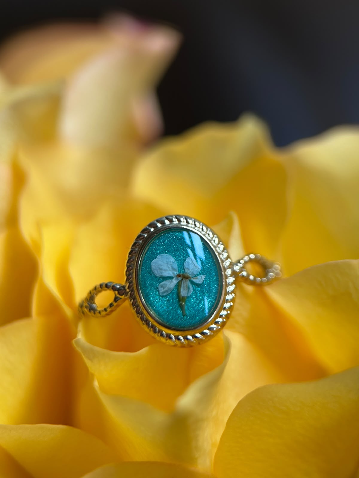 Bague doré ajustable - ovale avec fleurs séchées
