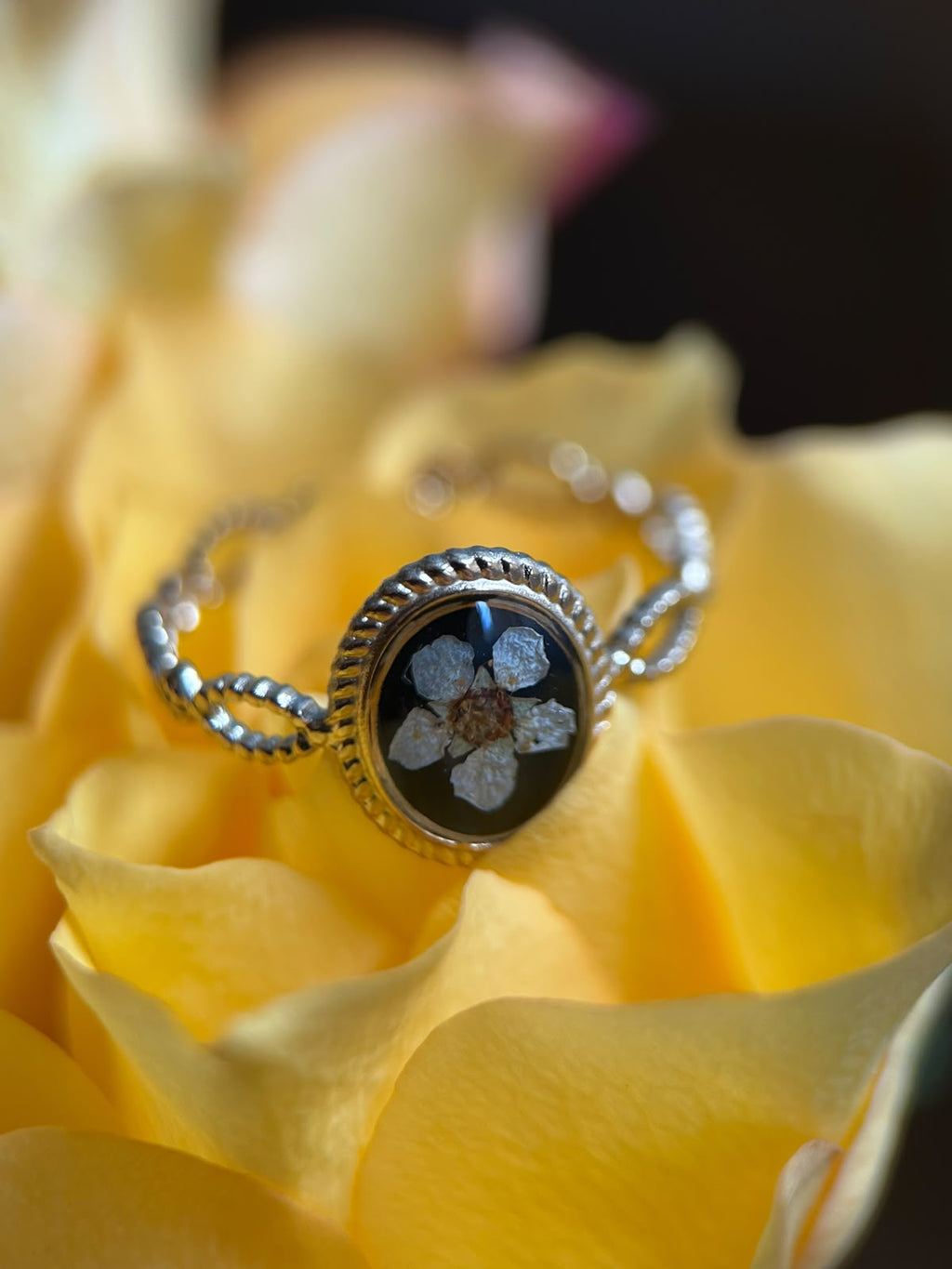 Bague doré ajustable - ovale avec fleurs séchées