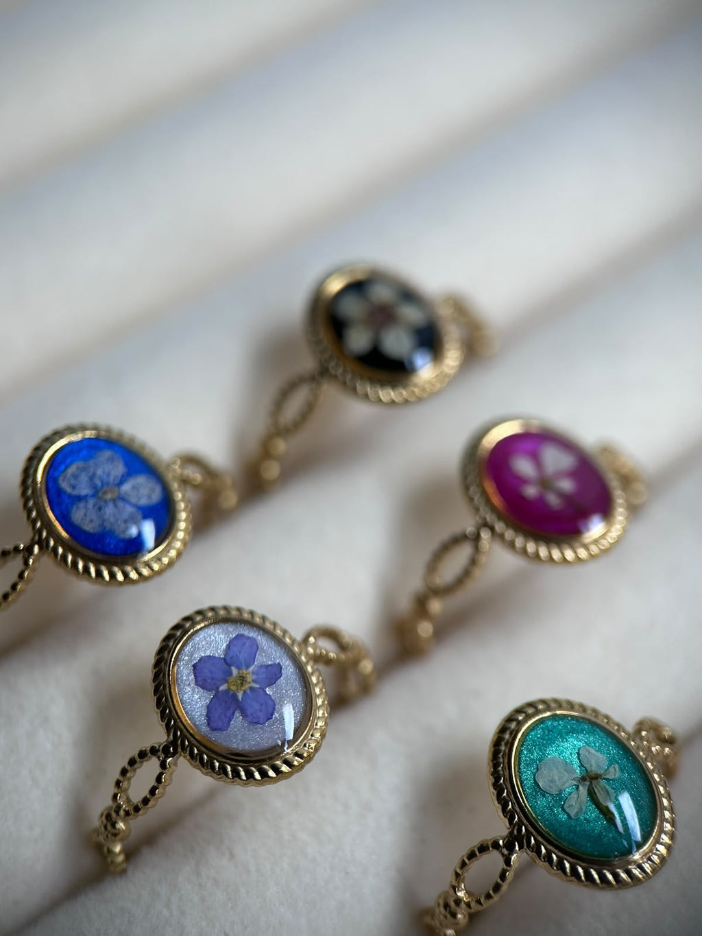 Bague doré ajustable - ovale avec fleurs séchées