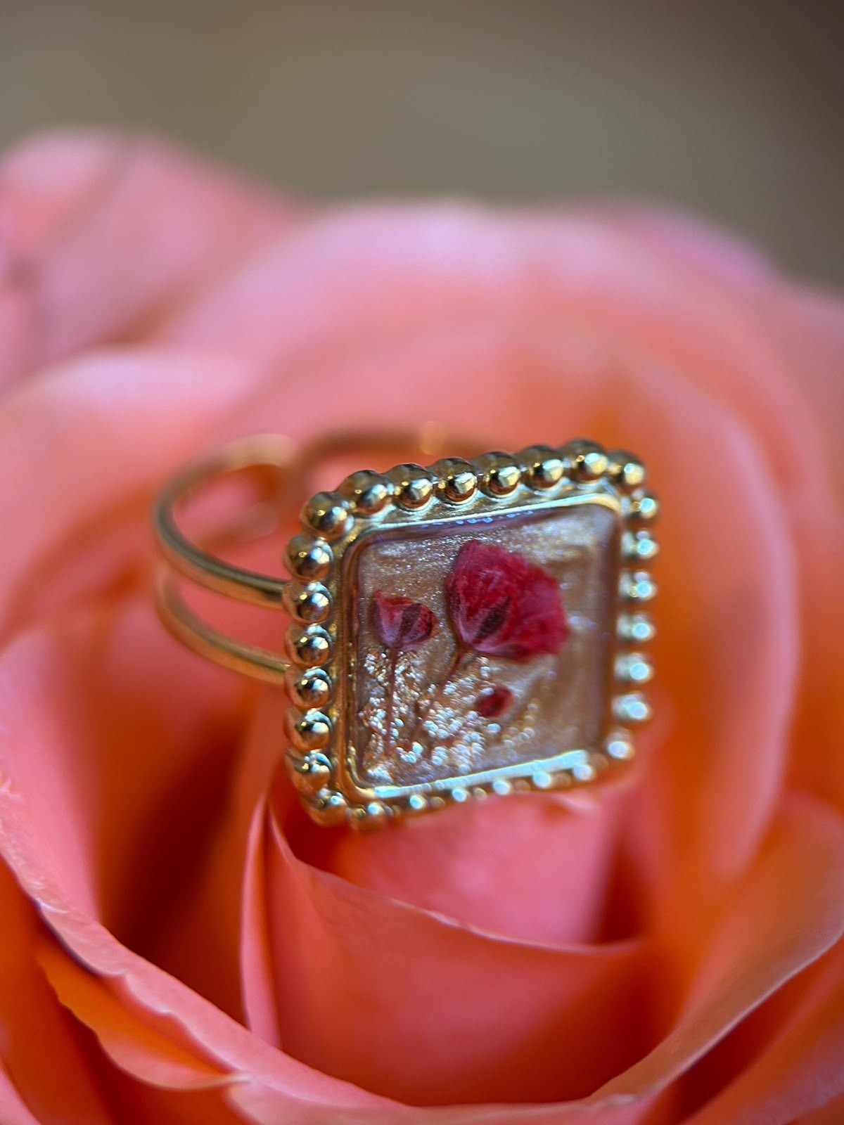 Bague doré ajustable avec fleurs naturelles séchées - bague carré