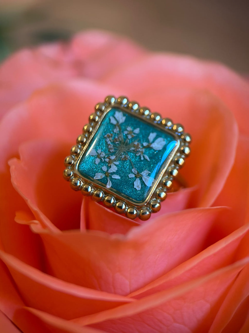 Bague doré ajustable avec fleurs naturelles séchées - bague carré