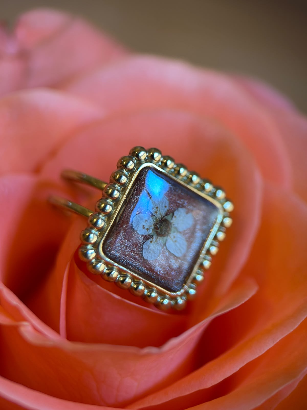Bague doré ajustable avec fleurs naturelles séchées - bague carré