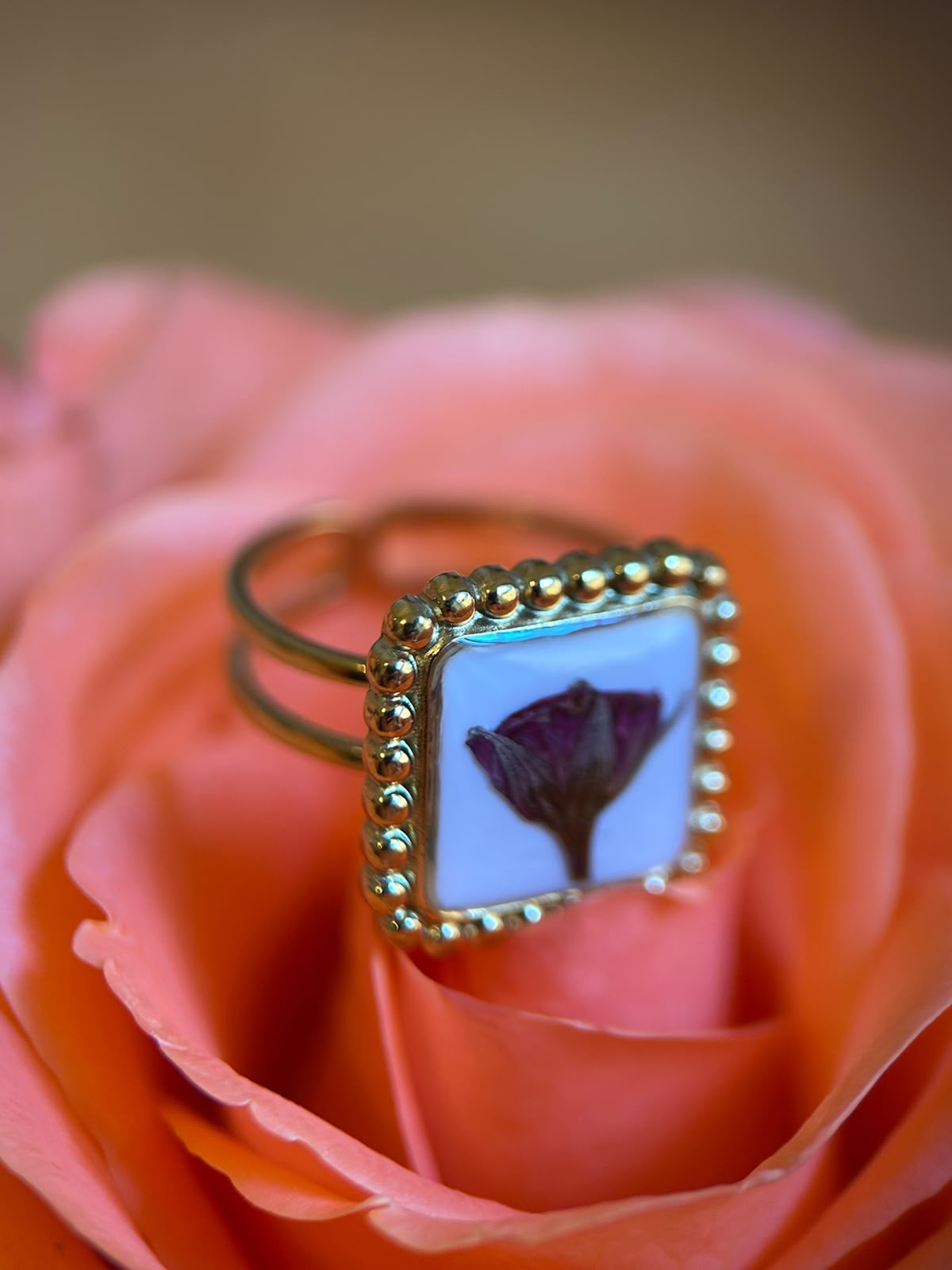 Bague doré ajustable avec fleurs naturelles séchées - bague carré