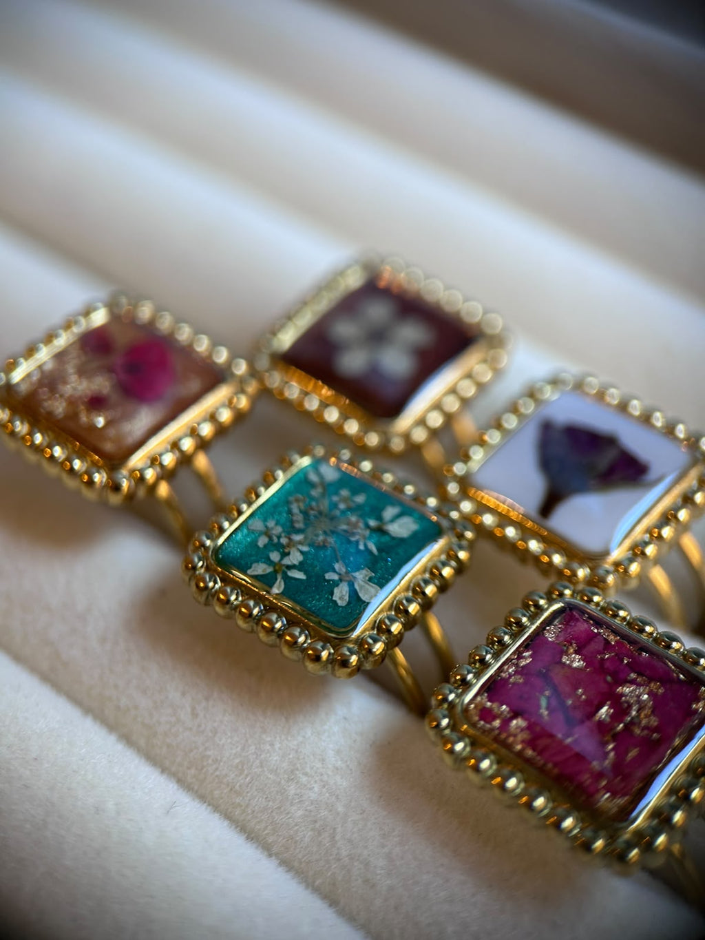 Bague doré ajustable avec fleurs naturelles séchées - bague carré