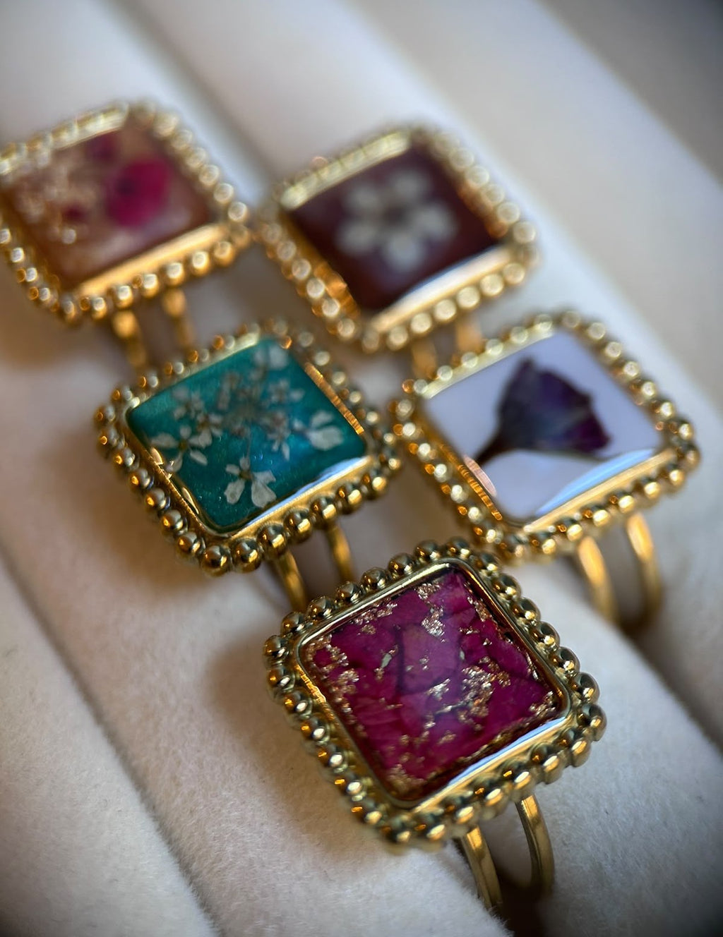 Bague doré ajustable avec fleurs naturelles séchées - bague carré