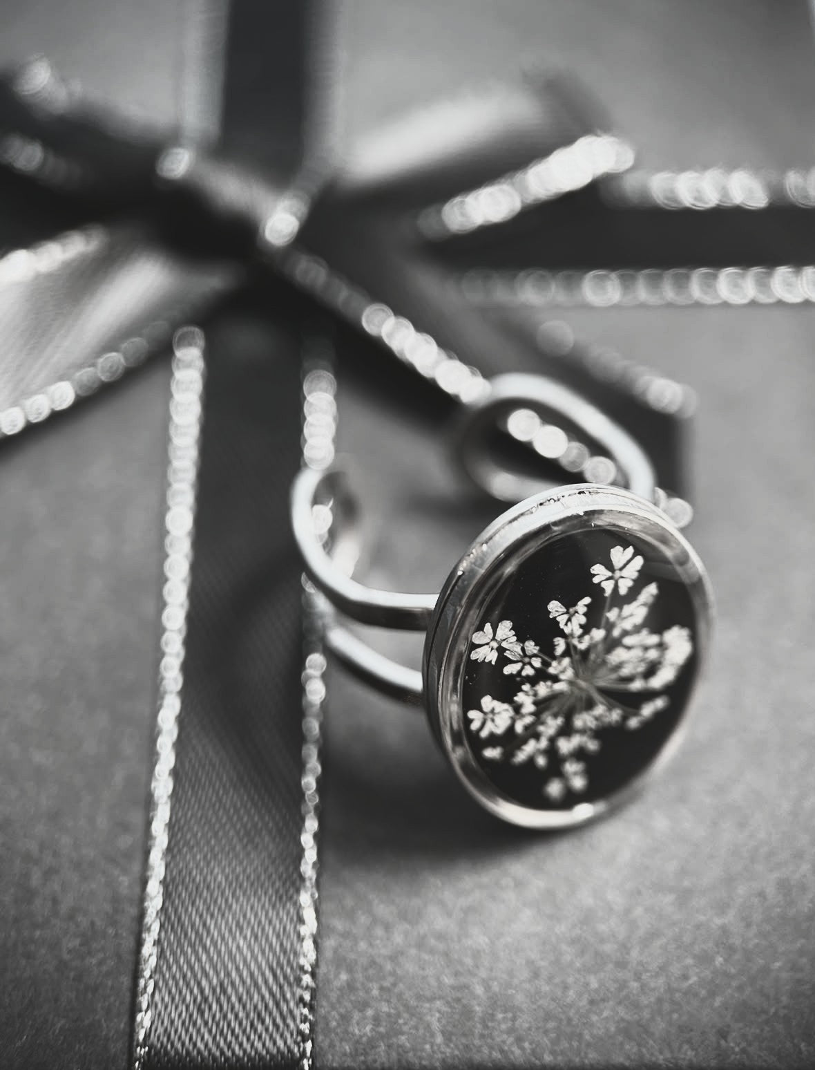 Bague ajustable argenté avec des vraies fleurs séchées