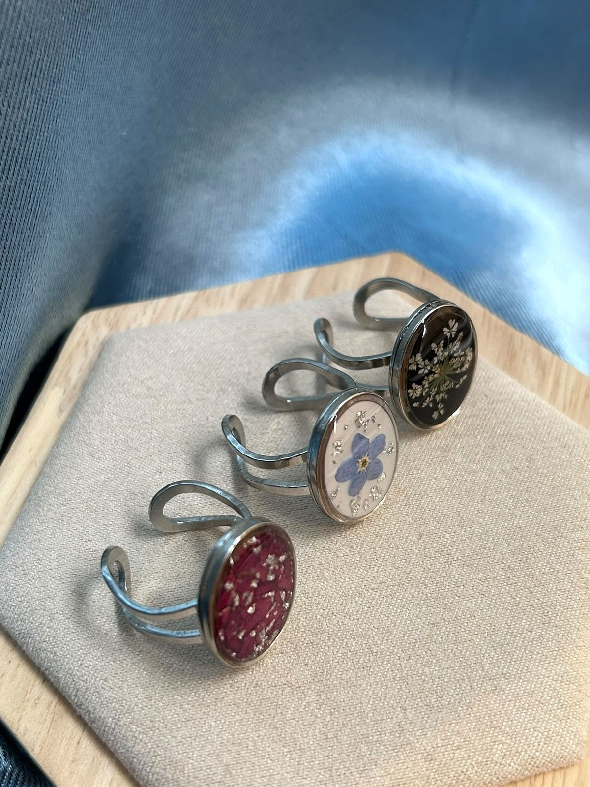 Bague ajustable argenté avec des vraies fleurs séchées