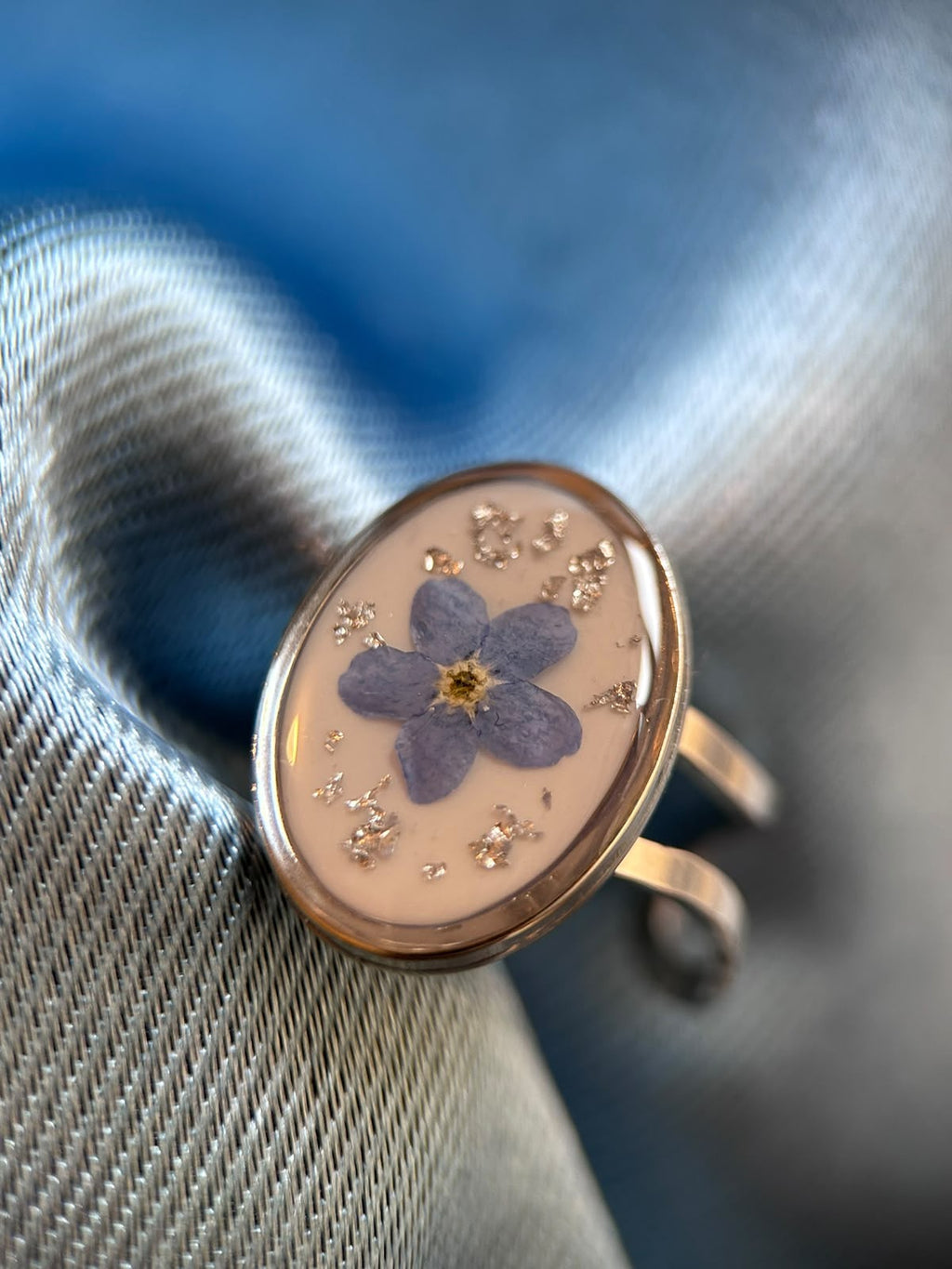 Bague ajustable argenté avec des vraies fleurs séchées