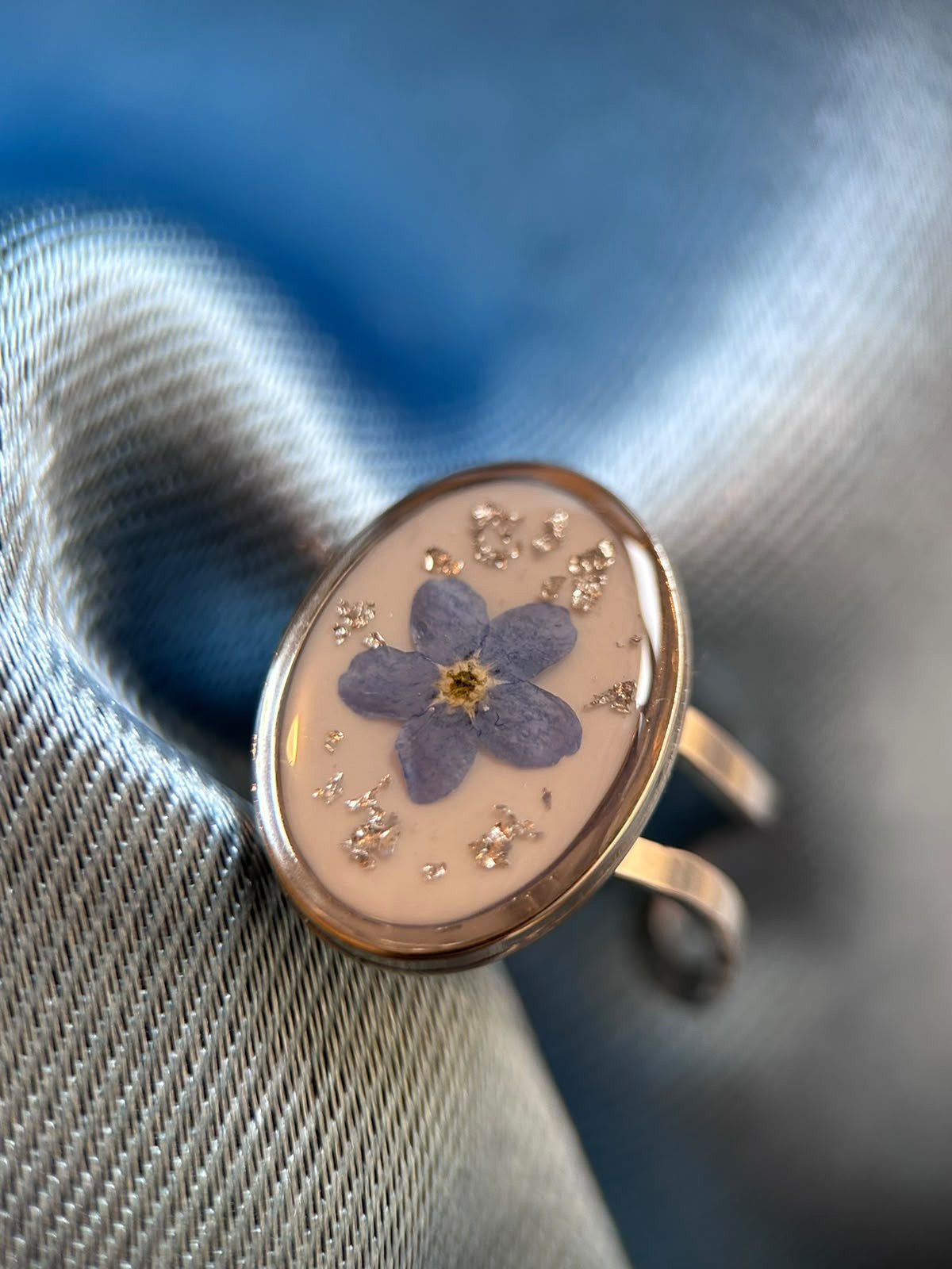 Bague ajustable argenté avec des vraies fleurs séchées