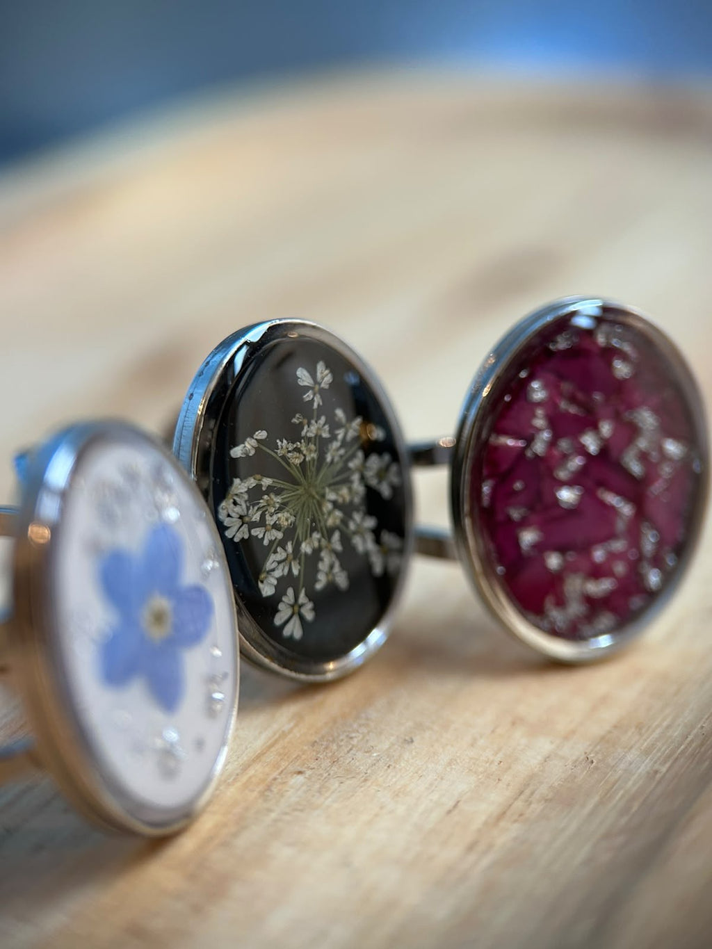 Bague ajustable argenté avec des vraies fleurs séchées