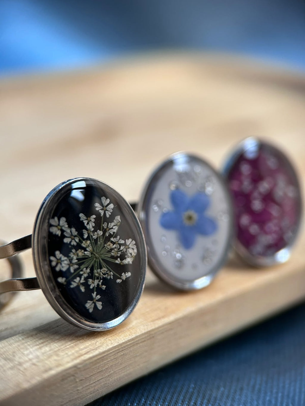 Bague ajustable argenté avec des vraies fleurs séchées