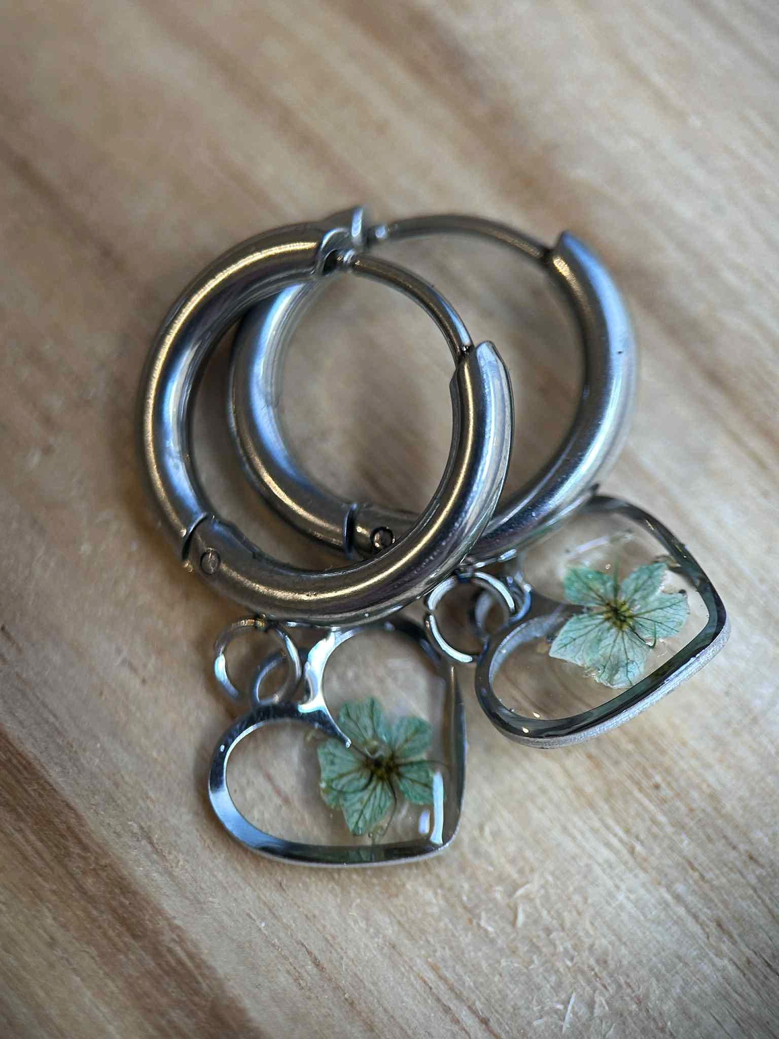 Boucles d'oreilles pendantes cœur avec petites fleurs séchées