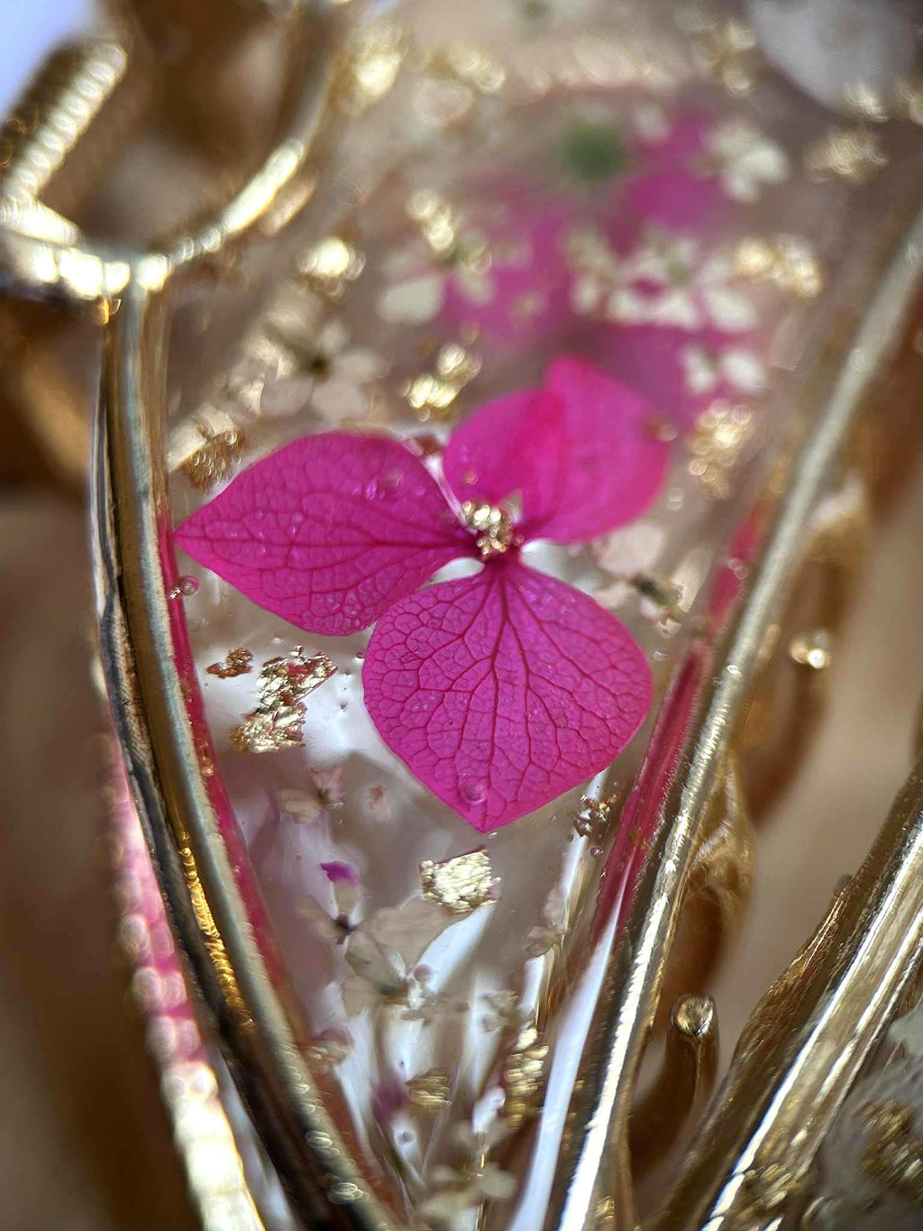 Pince à cheveux doré avec fleurs séchées