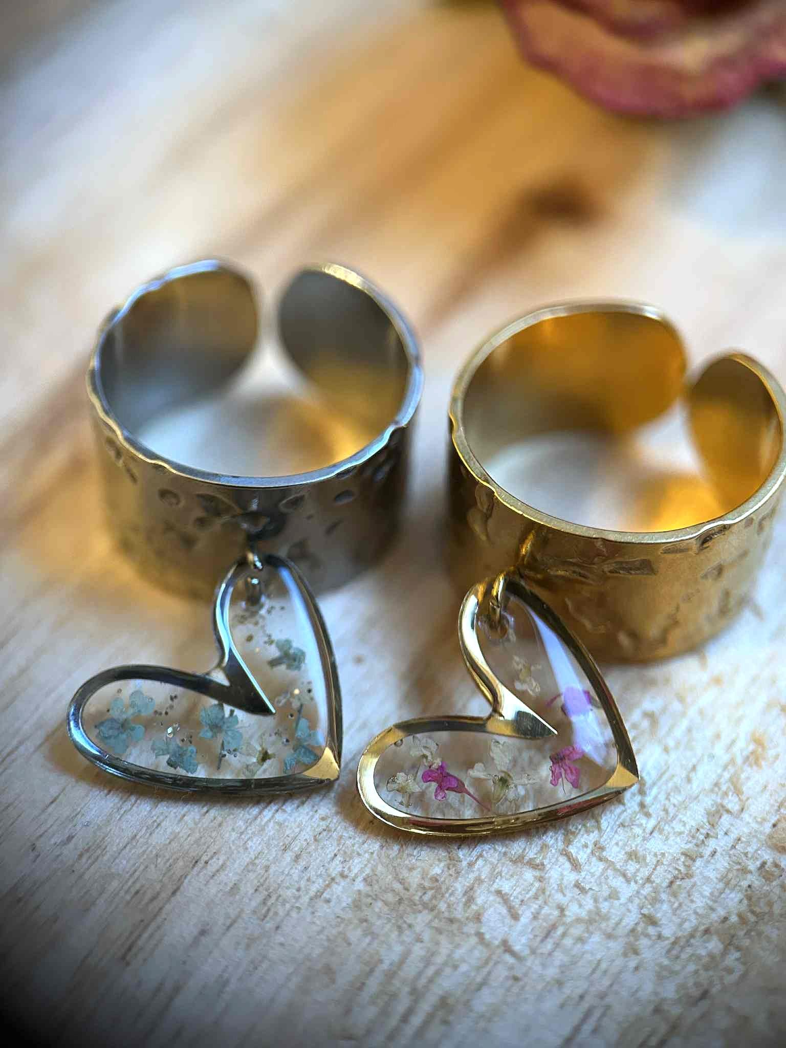 Bague ajustable avec breloque en forme de cœur - fleurs séchées
