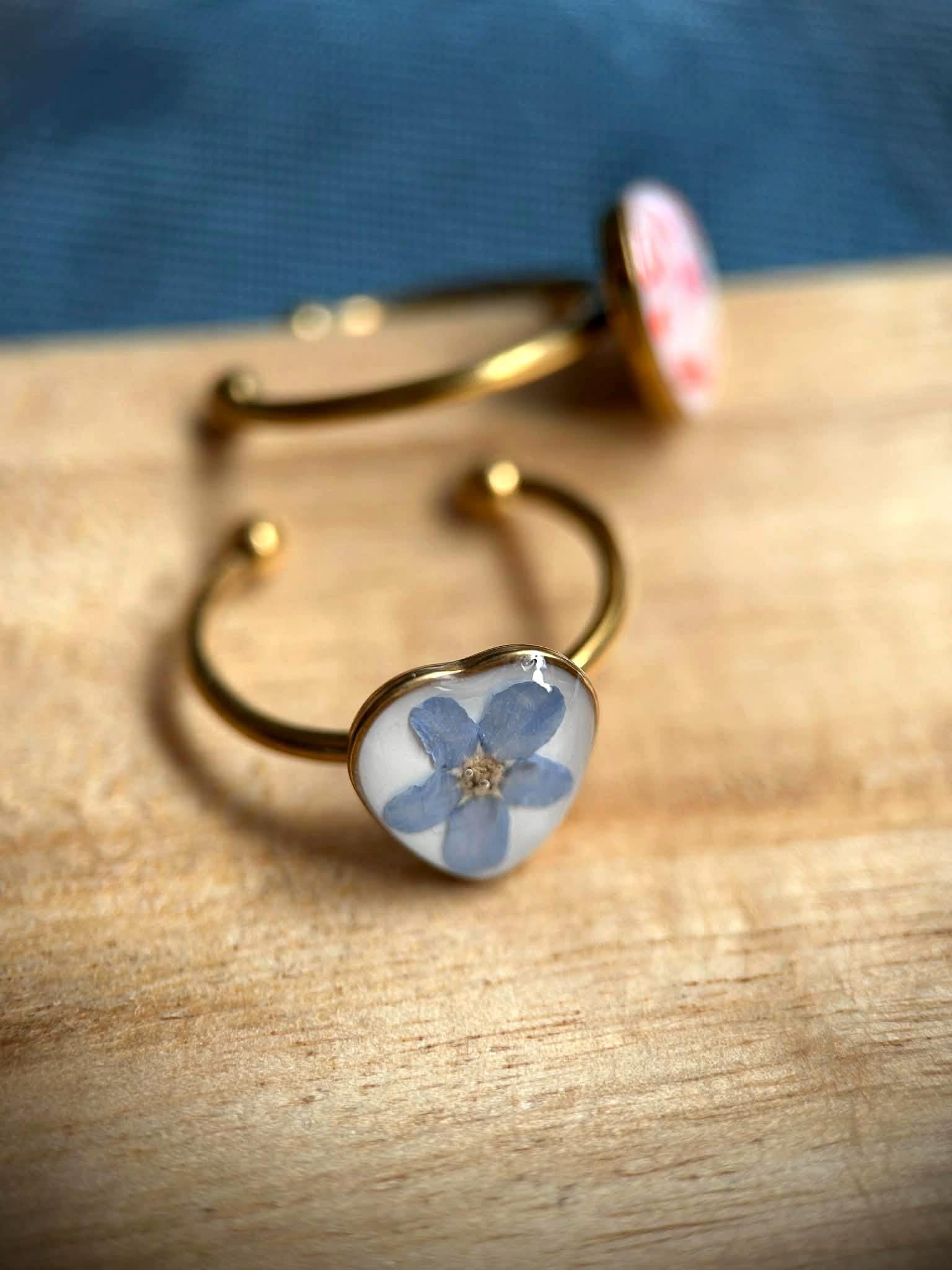 Bague ajustable doré avec fleurs séchées