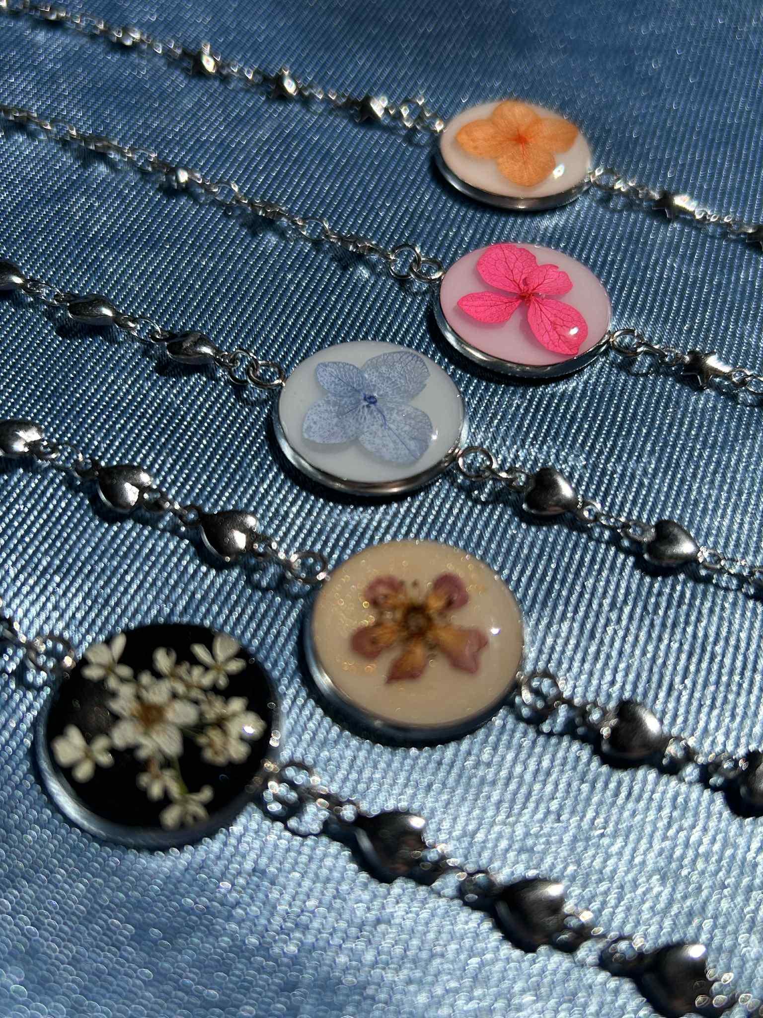 Bracelet ajustable avec pendentif en résine et fleurs séchées