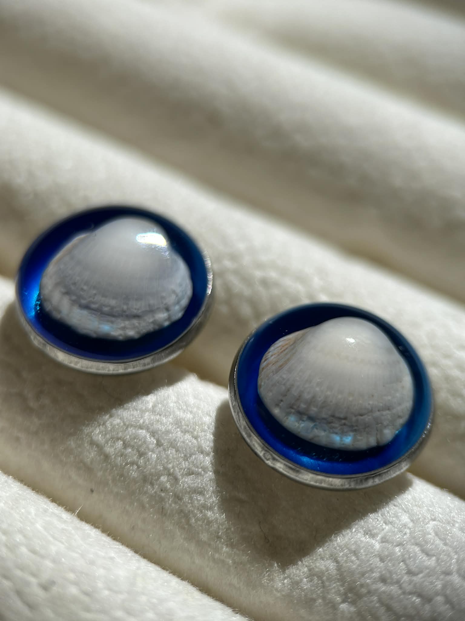 Clous d'oreilles rondes avec fleurs séchées et coquillages