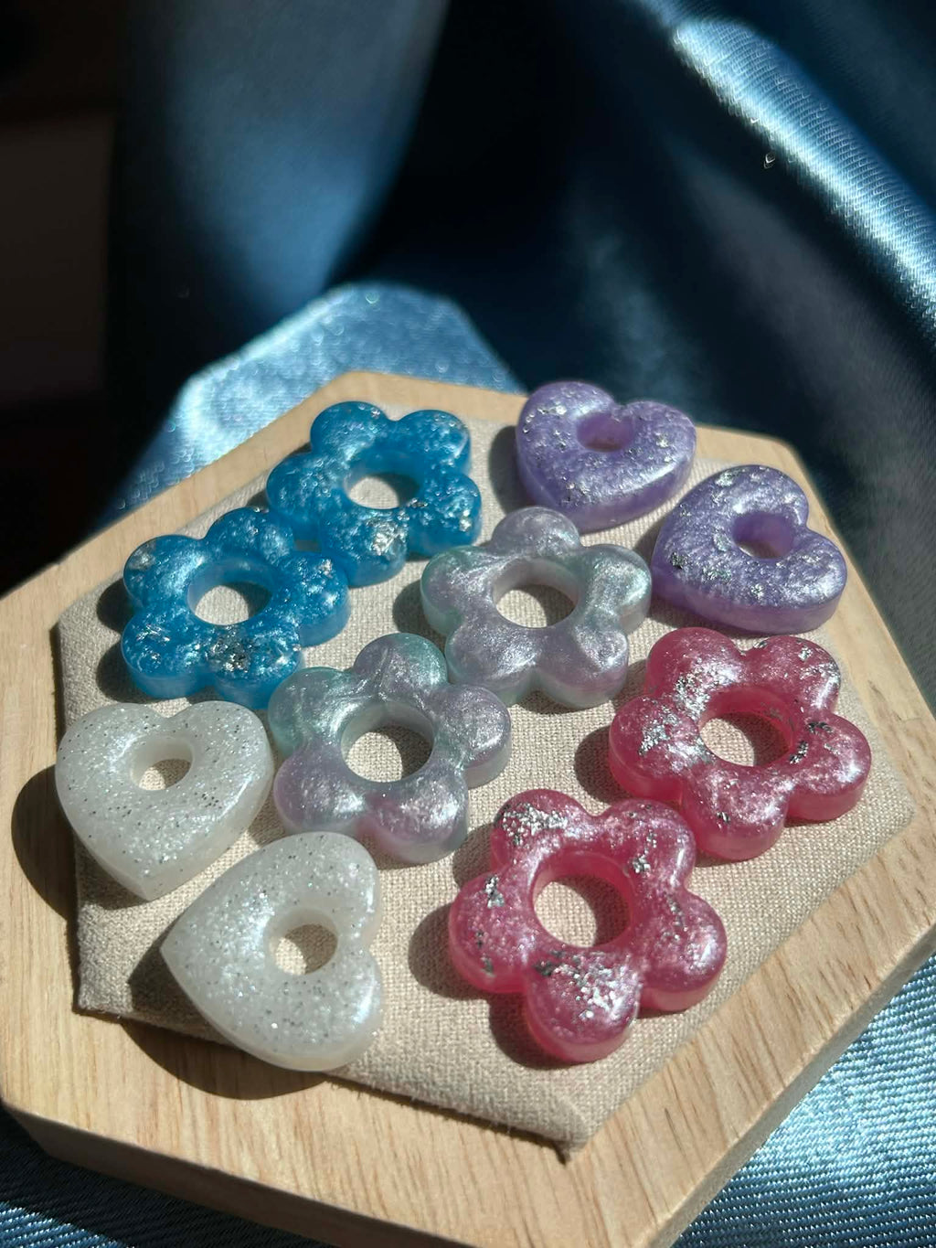 Créoles et pampilles en résine - boucles d'oreilles