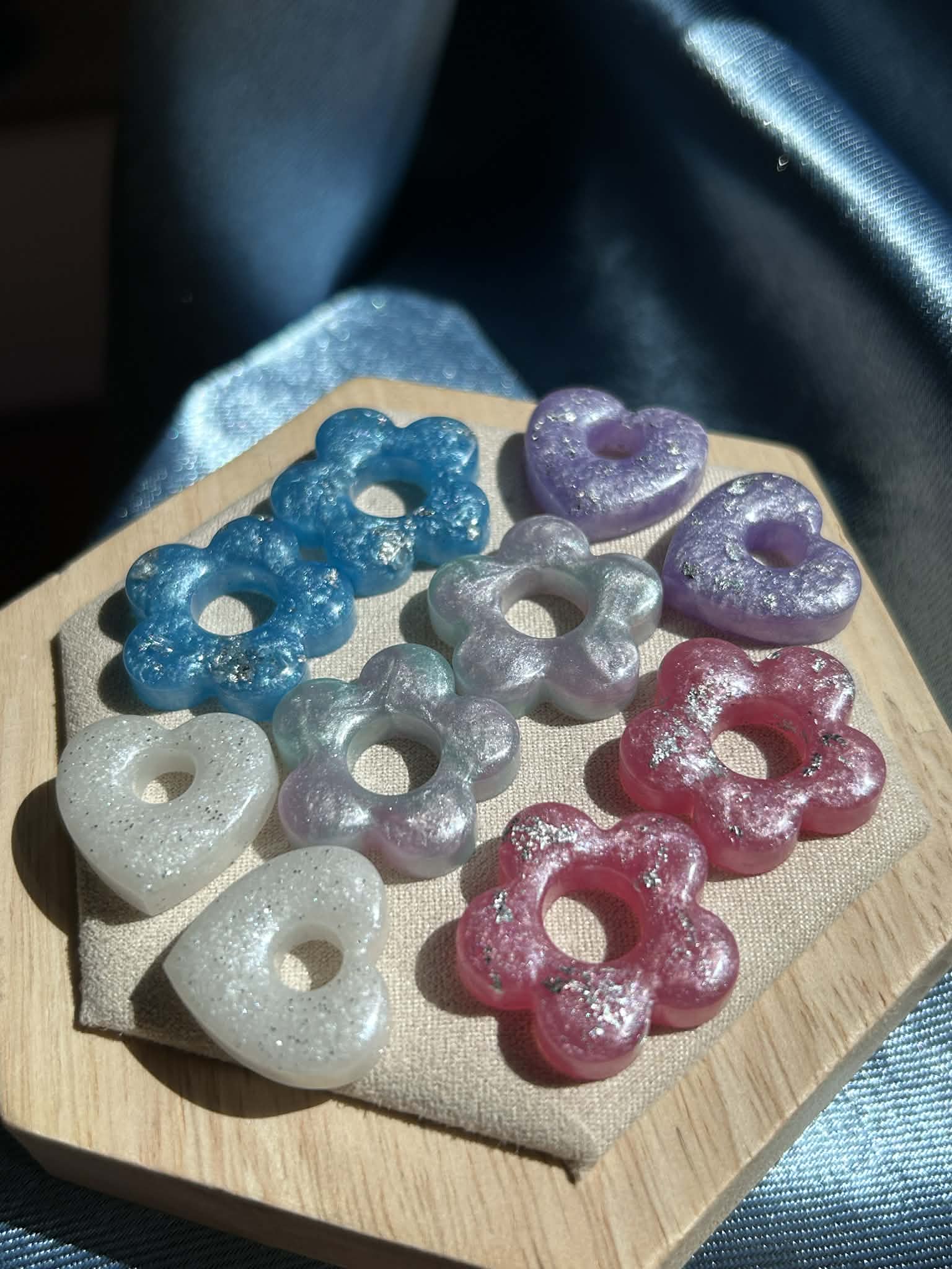 Créoles et pampilles en résine - boucles d'oreilles