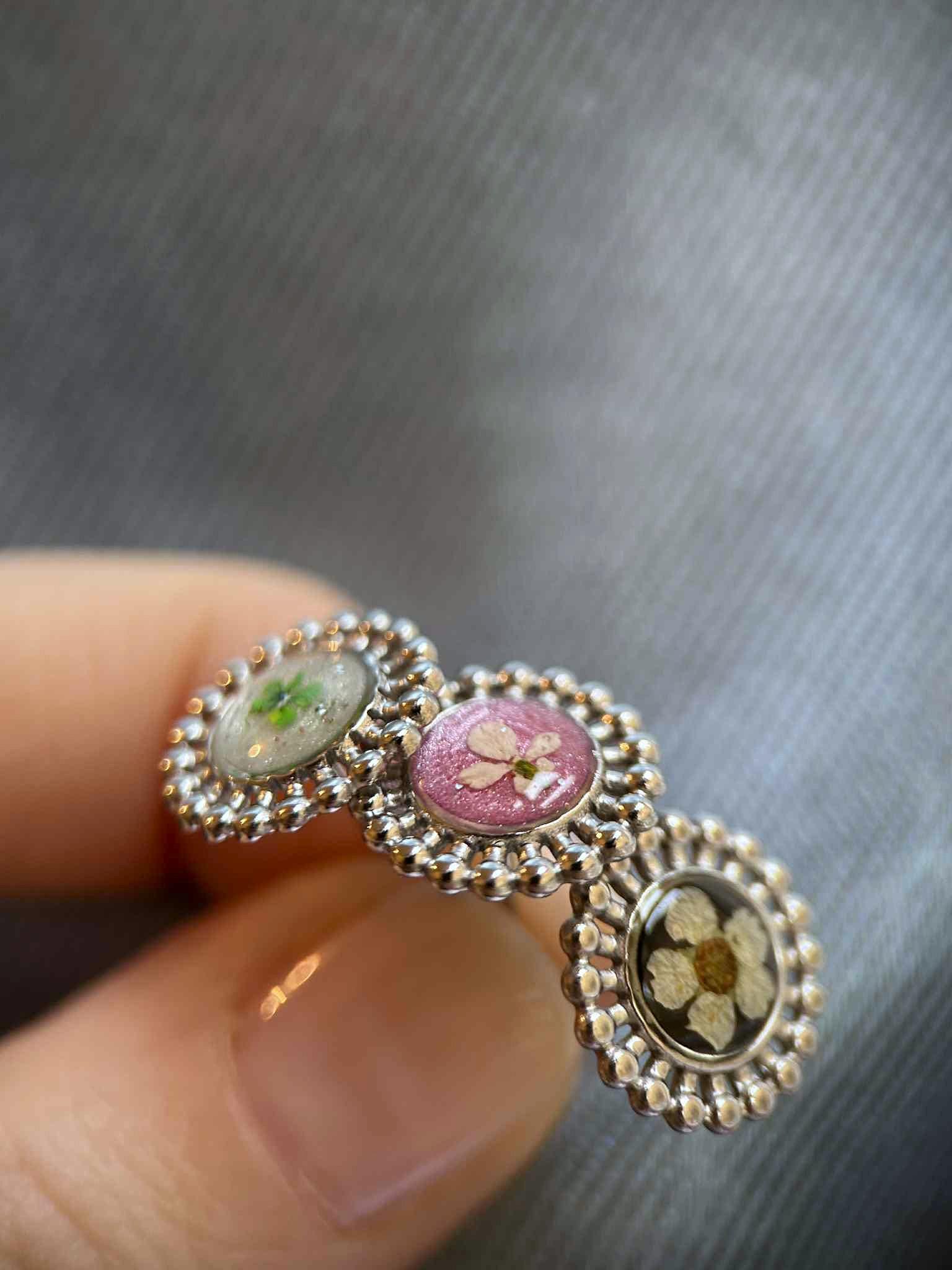 Clous d oreilles argenté avec petites fleurs séchées