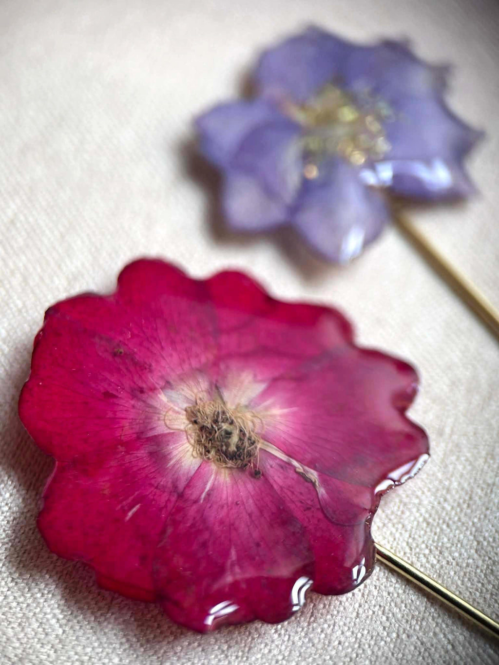 Broche-épingle doré avec fleur naturelle séchée