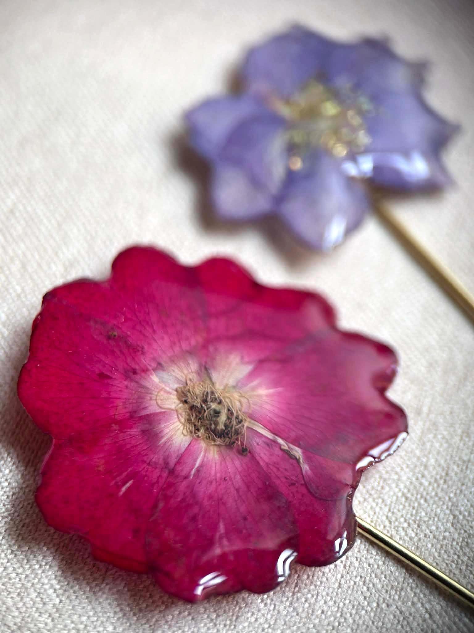 Broche-épingle doré avec fleur naturelle séchée
