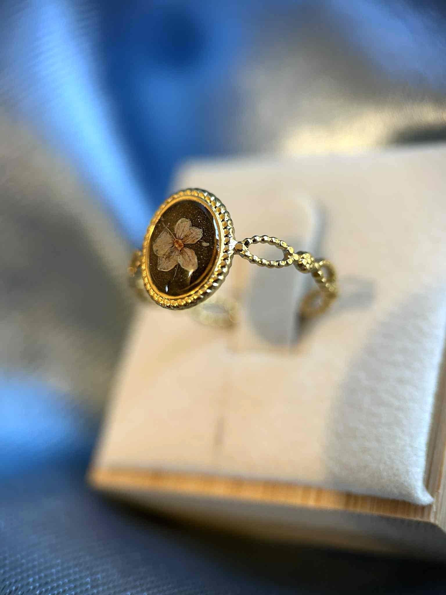 Bague doré ajustable - ovale avec fleurs séchées