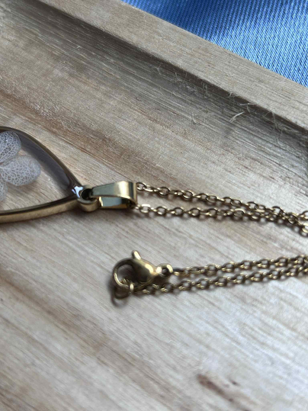 Collier avec pendentifs en forme de goutte - résine et fleurs séchées