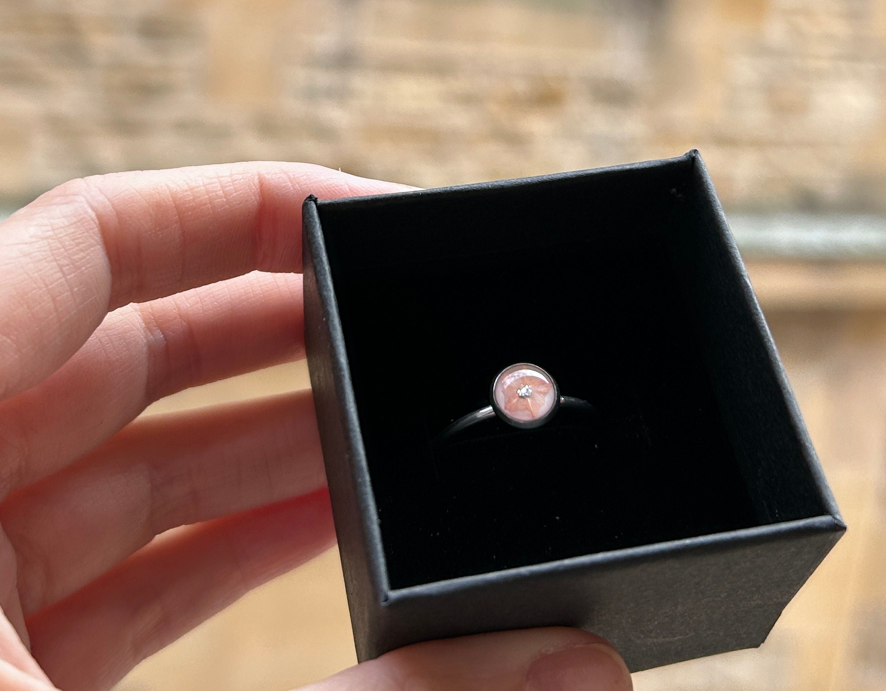 Bague réglable argentée avec motif floral en résine - rond