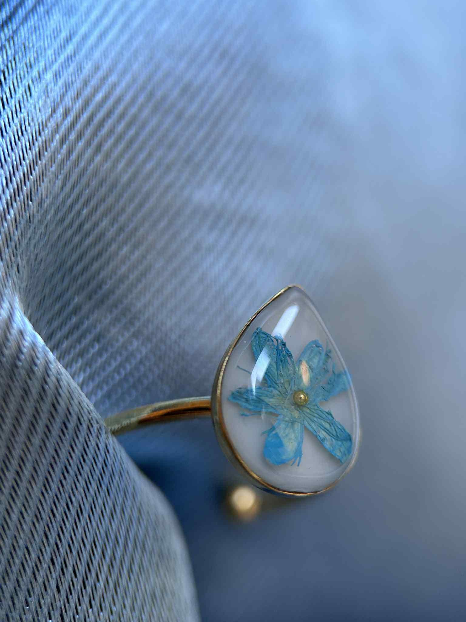 Bague réglable doré avec de vraie fleur séchée