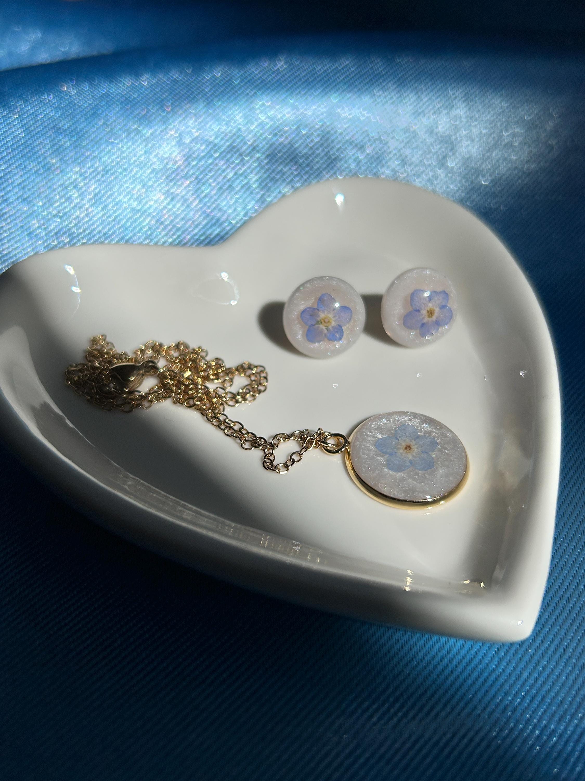 Jewelry set: necklace and stud earrings - resin and dried flowers
