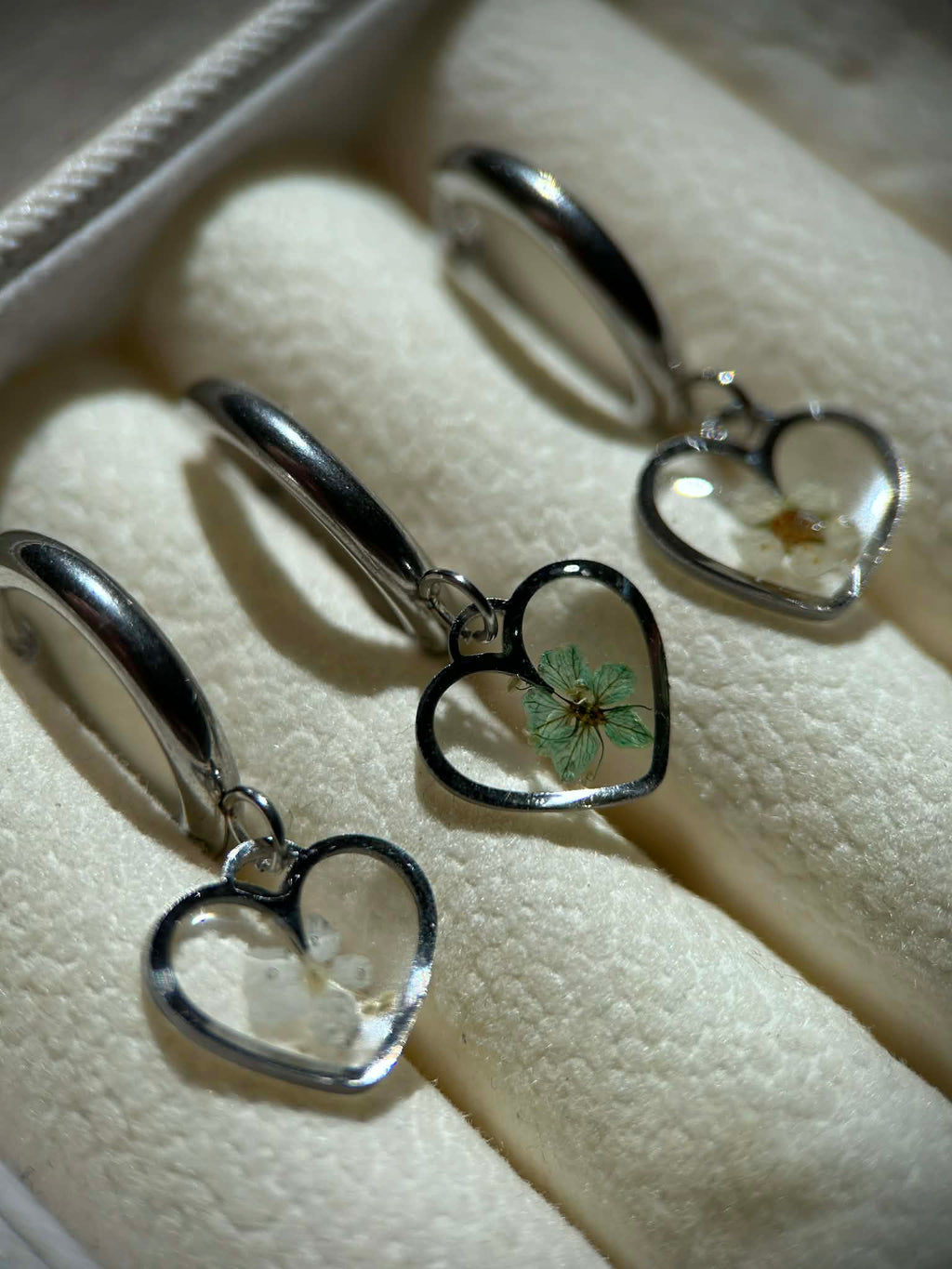 Boucles d'oreilles pendantes cœur avec petites fleurs séchées