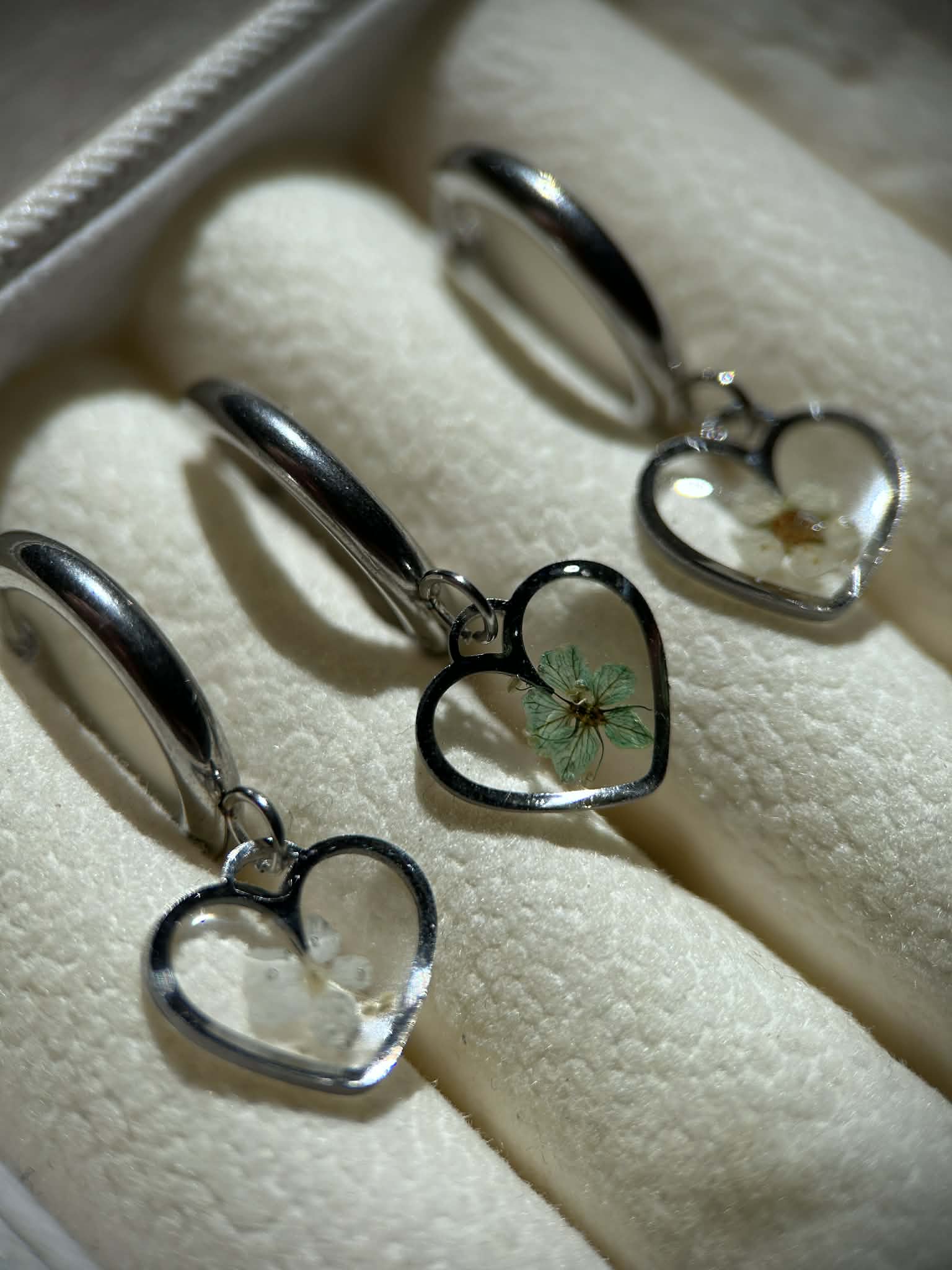 Boucles d'oreilles pendantes cœur avec petites fleurs séchées