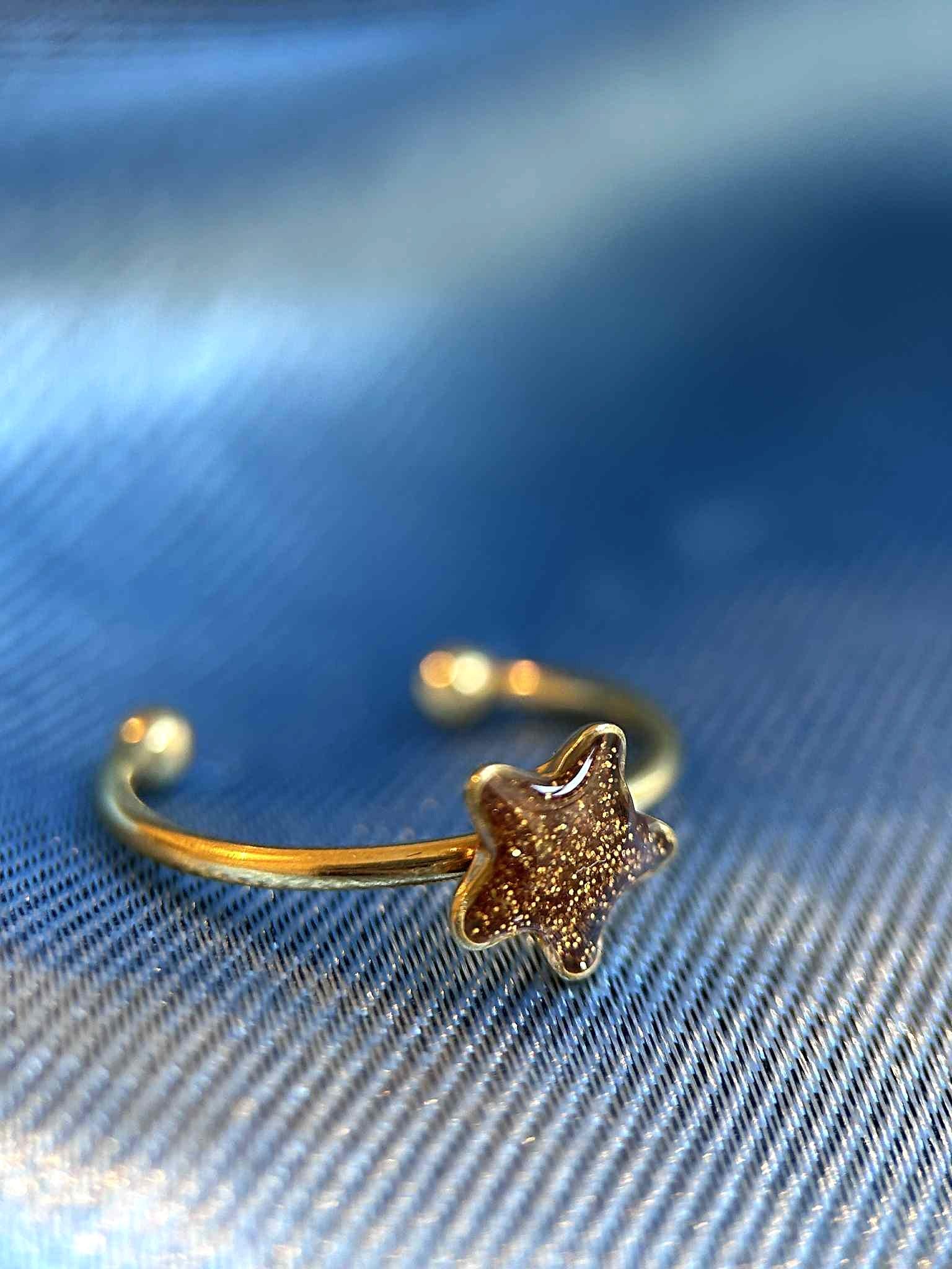 Bague réglable doré avec résine - paillettes - petites fleur séchée