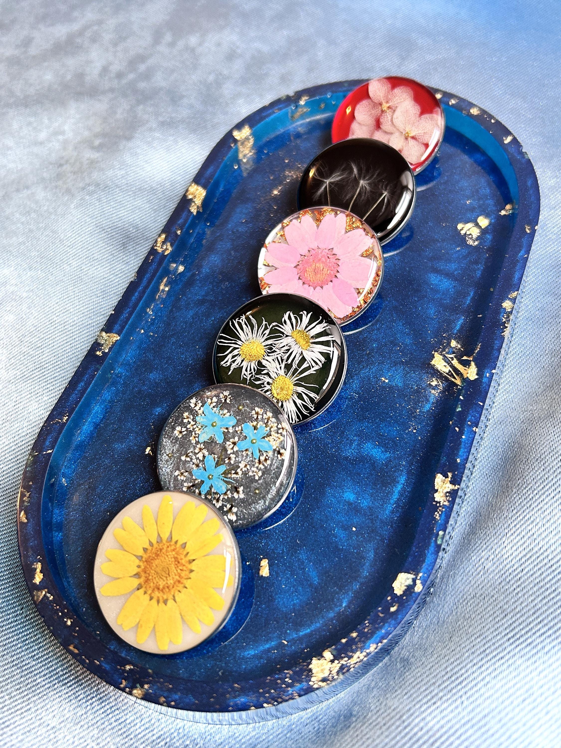 Broche ronde en résine avec fleurs séchées