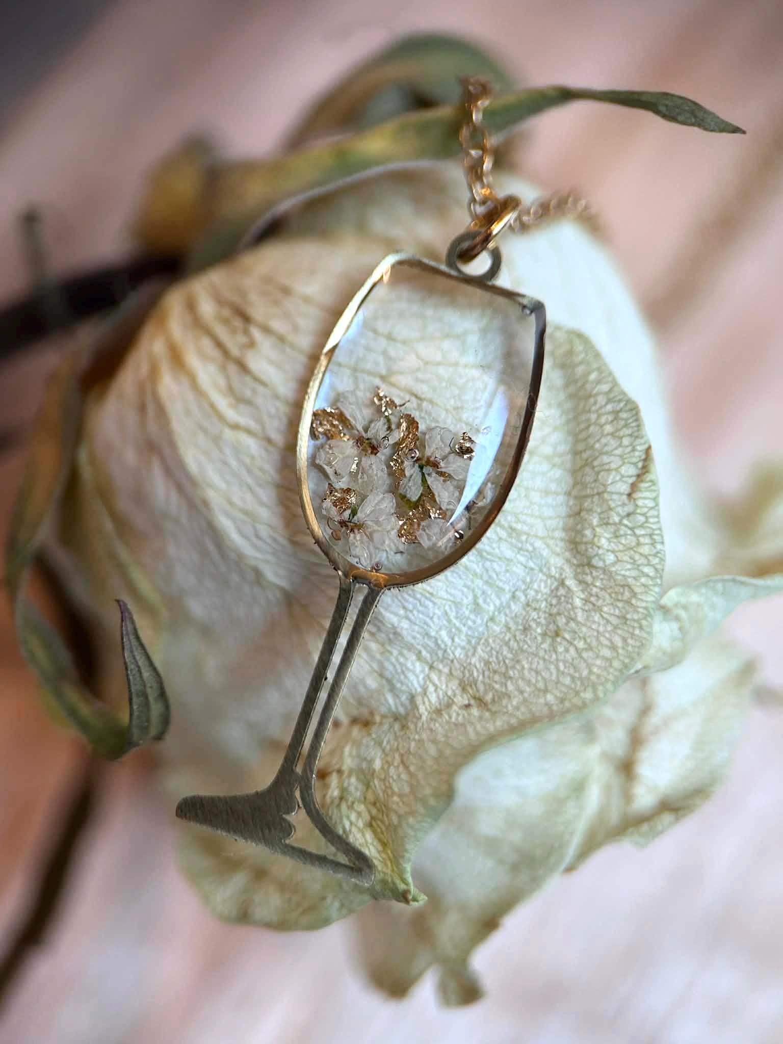 Collier doré - verre à vin - avec petites fleurs séchées