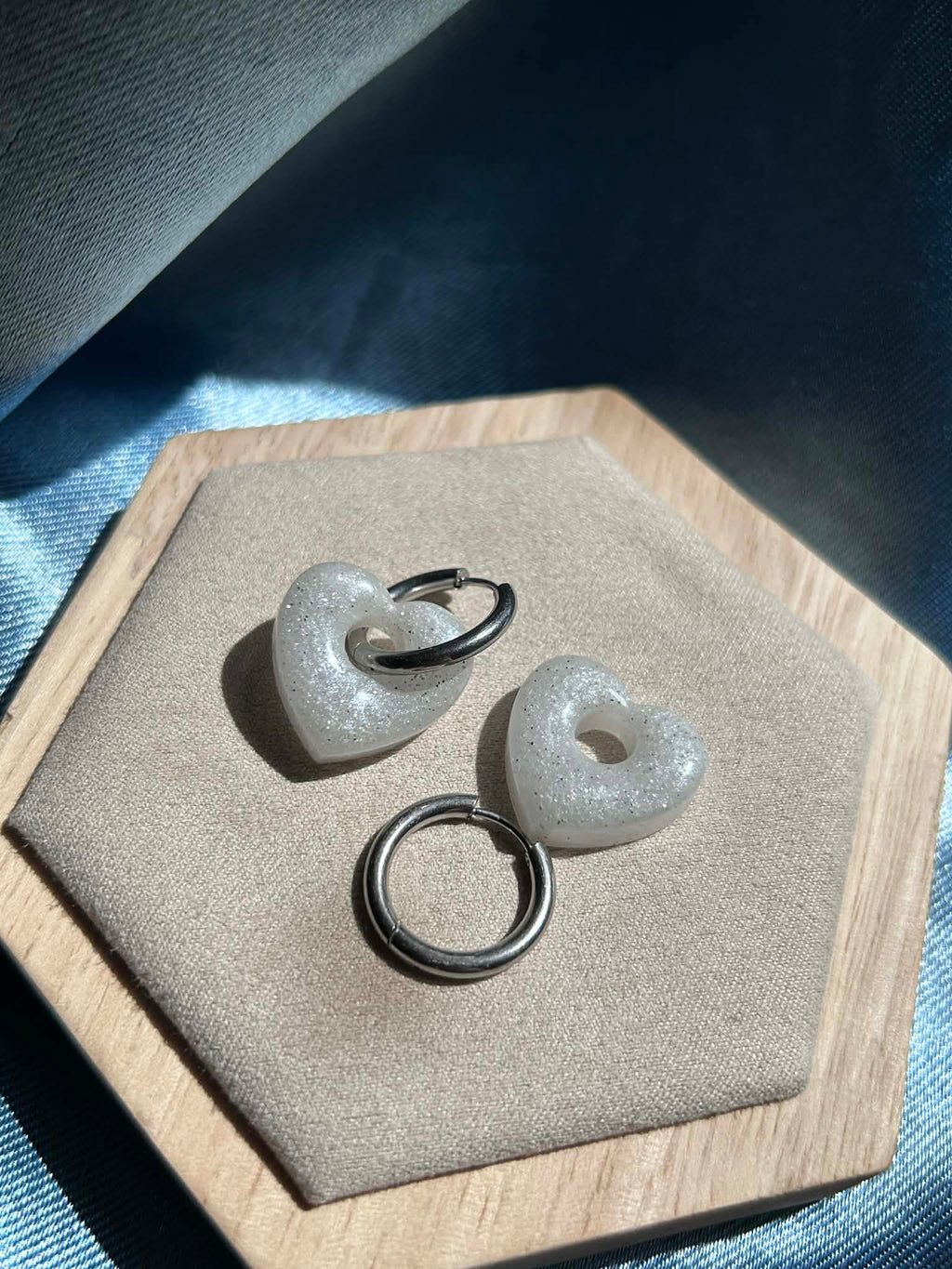 Créoles et pampilles en résine - boucles d'oreilles