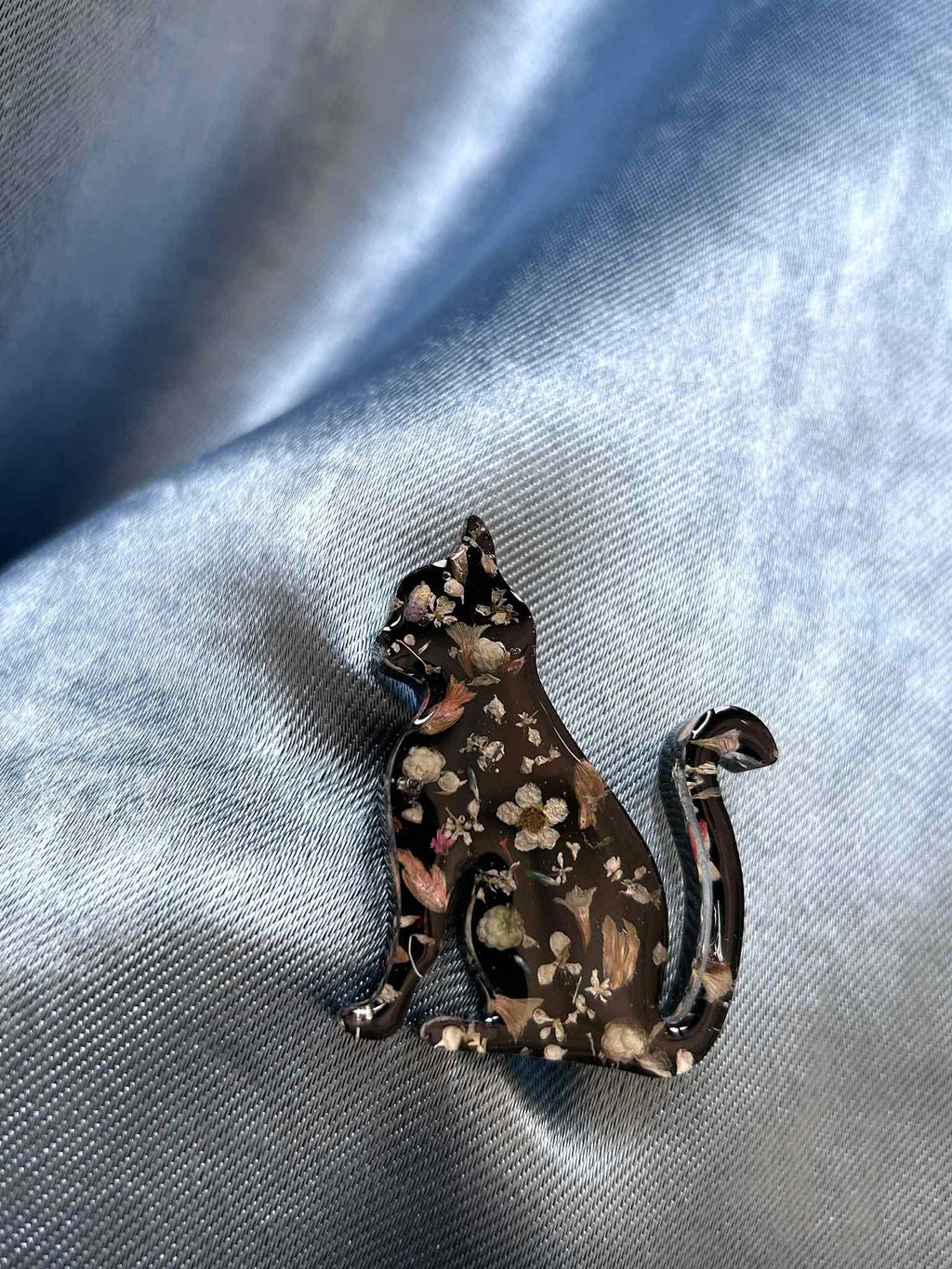 Broche en résine - fleurs séchées et pissenlit - broche chat noir