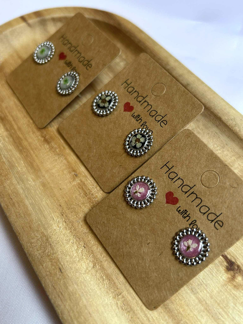 Clous d oreilles argenté avec petites fleurs séchées