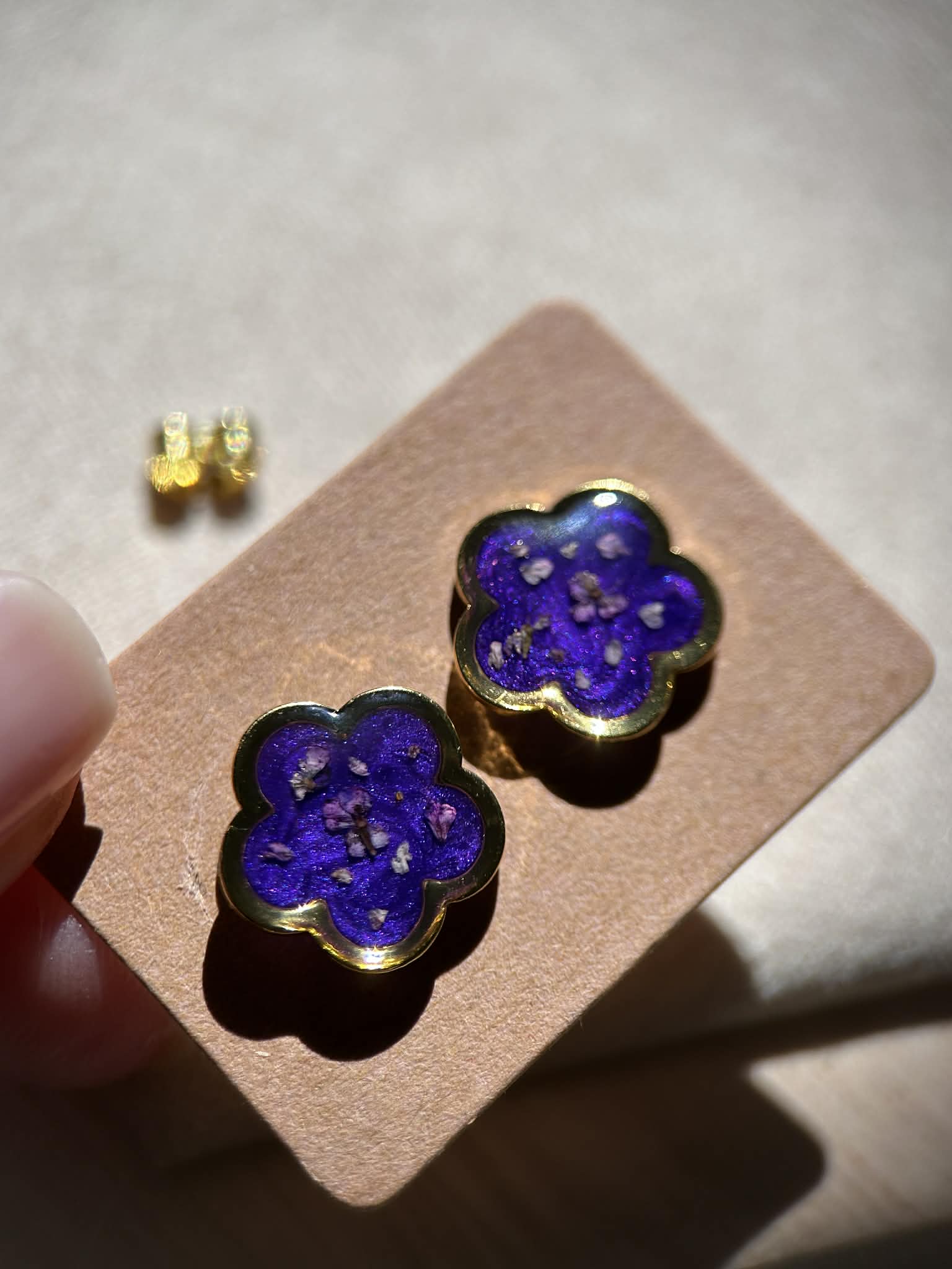 Boucles d'oreilles en résine dorée avec petites fleurs séchées