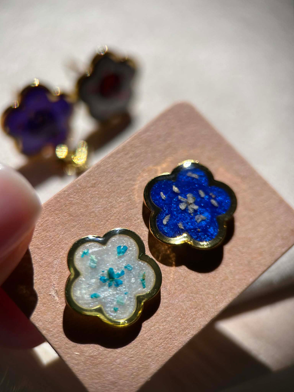 Boucles d'oreilles en résine dorée avec petites fleurs séchées