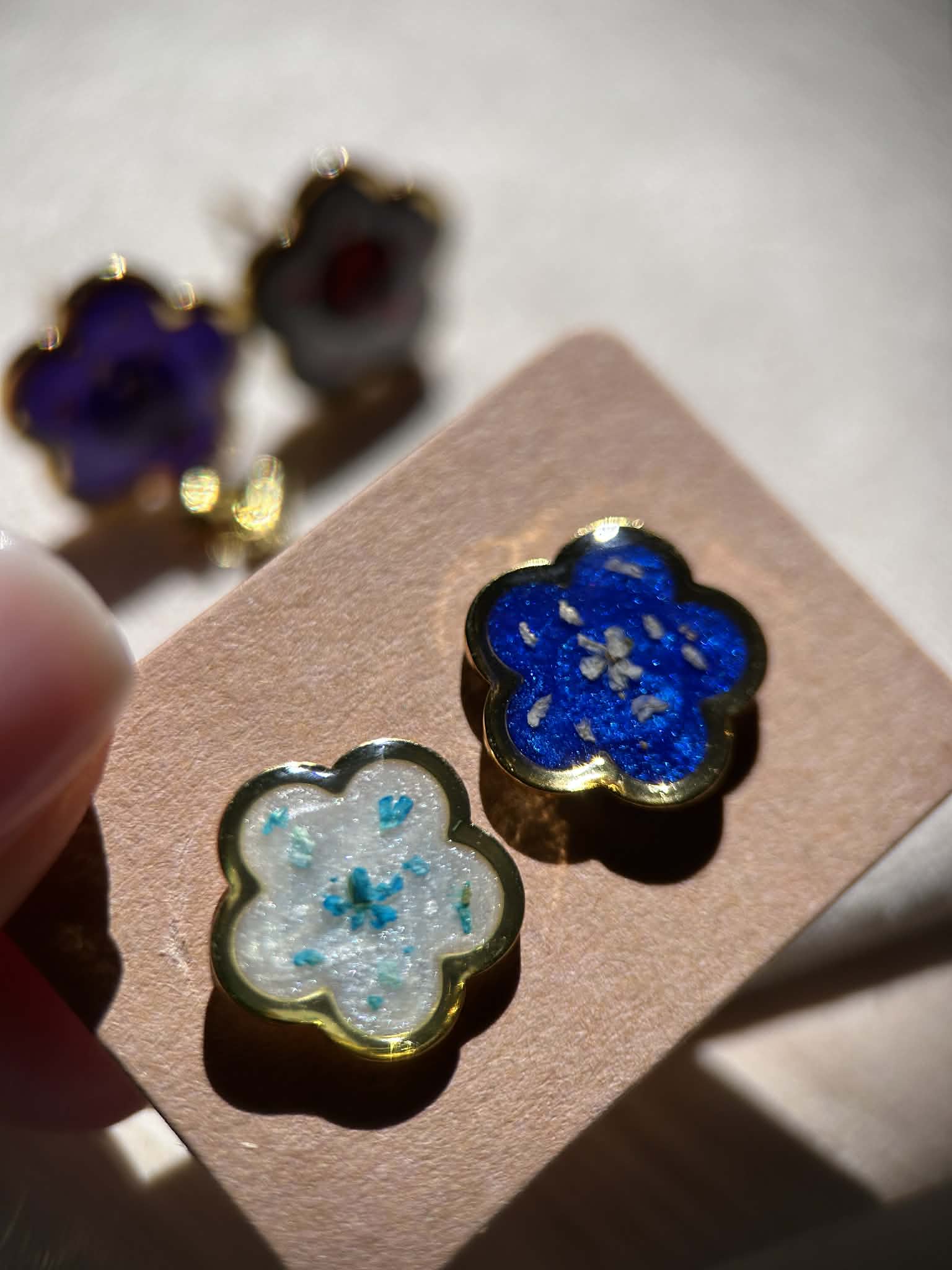 Boucles d'oreilles en résine dorée avec petites fleurs séchées
