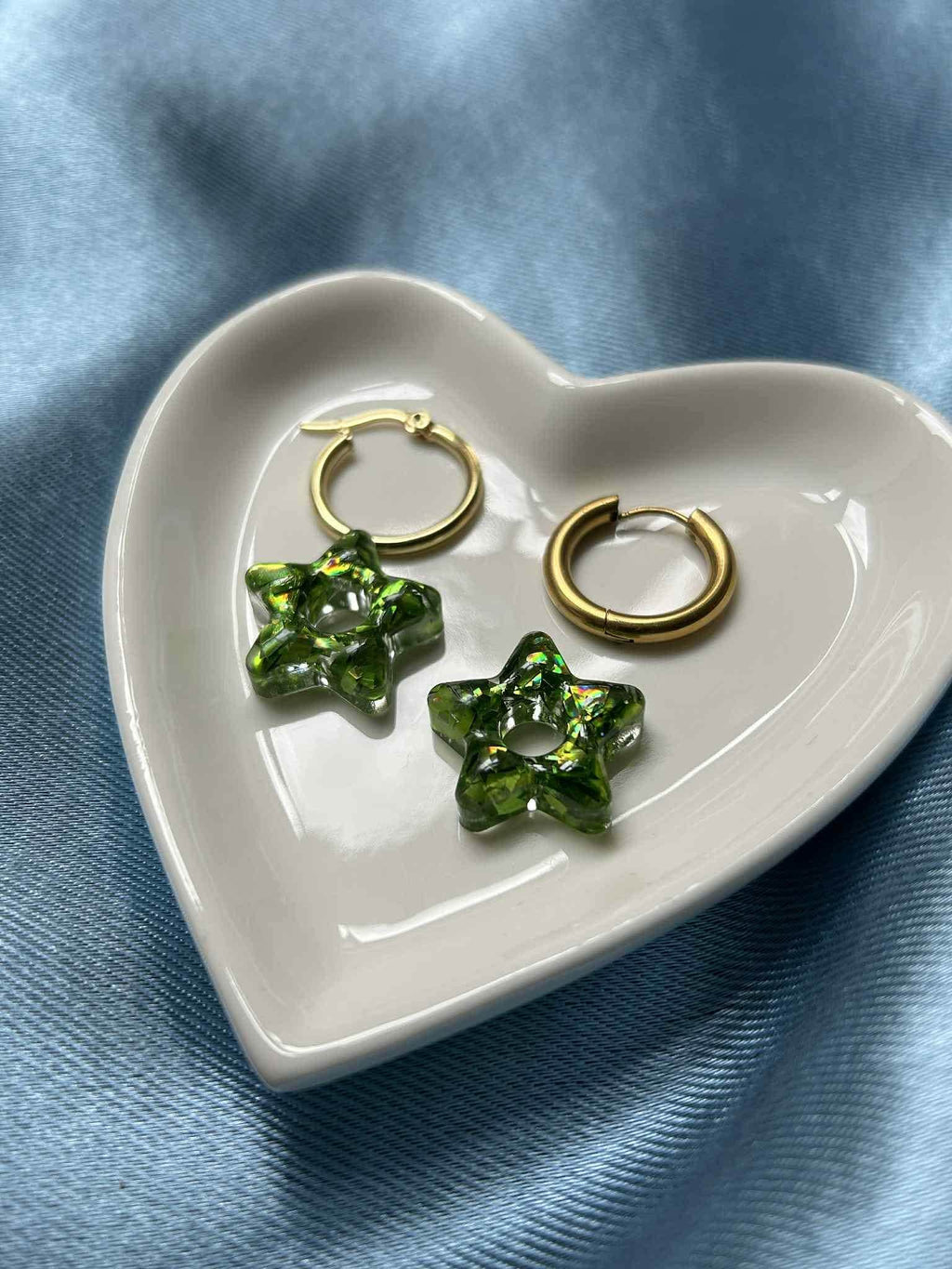 Créoles avec pampilles en résine - boucles d'oreilles - forme d'étoiles