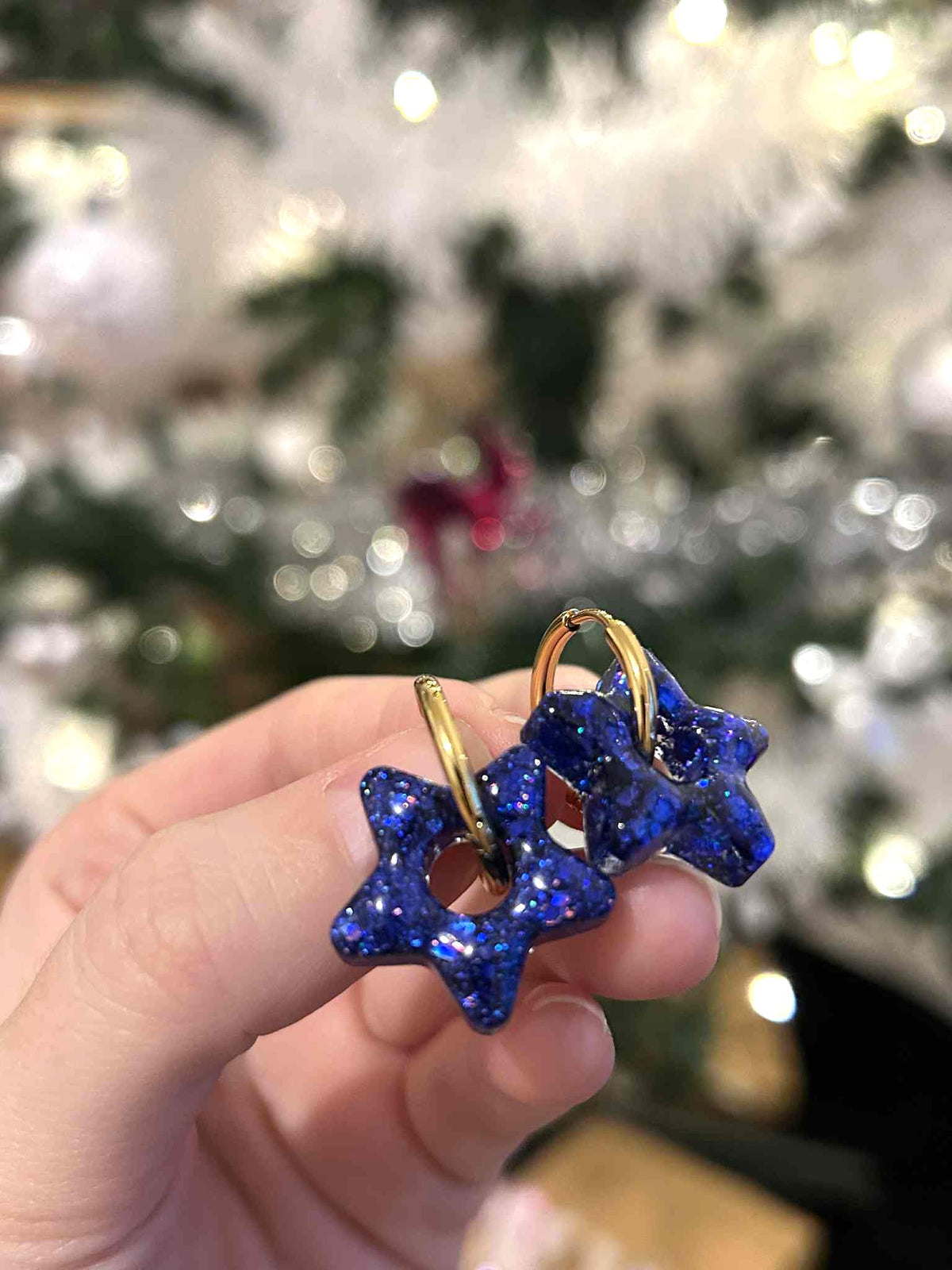 Créoles avec pampilles en résine - boucles d'oreilles - forme d'étoiles