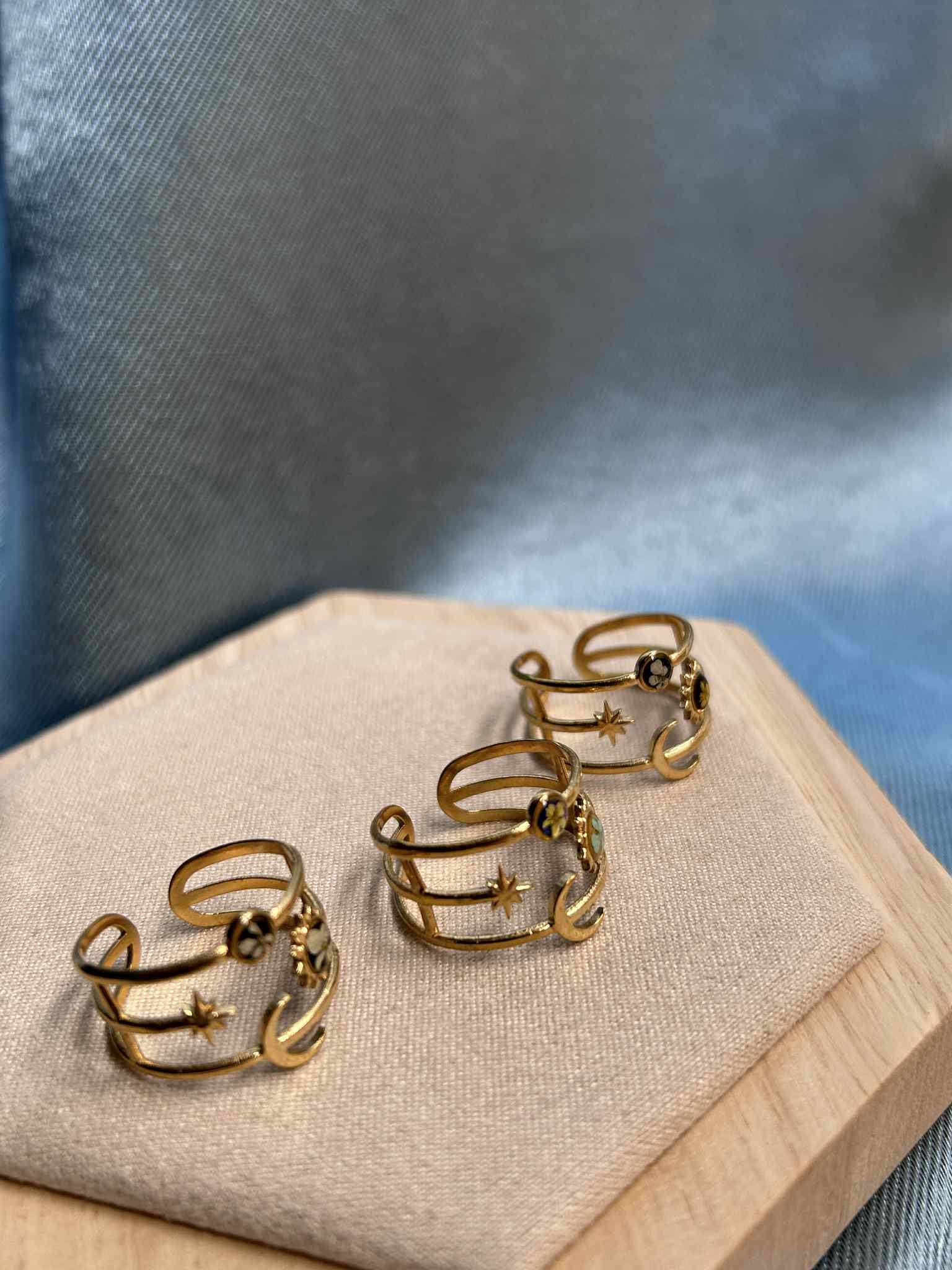 Bague doré céleste - bague ajustable - lune étoile soleil avec petites fleurs séchées
