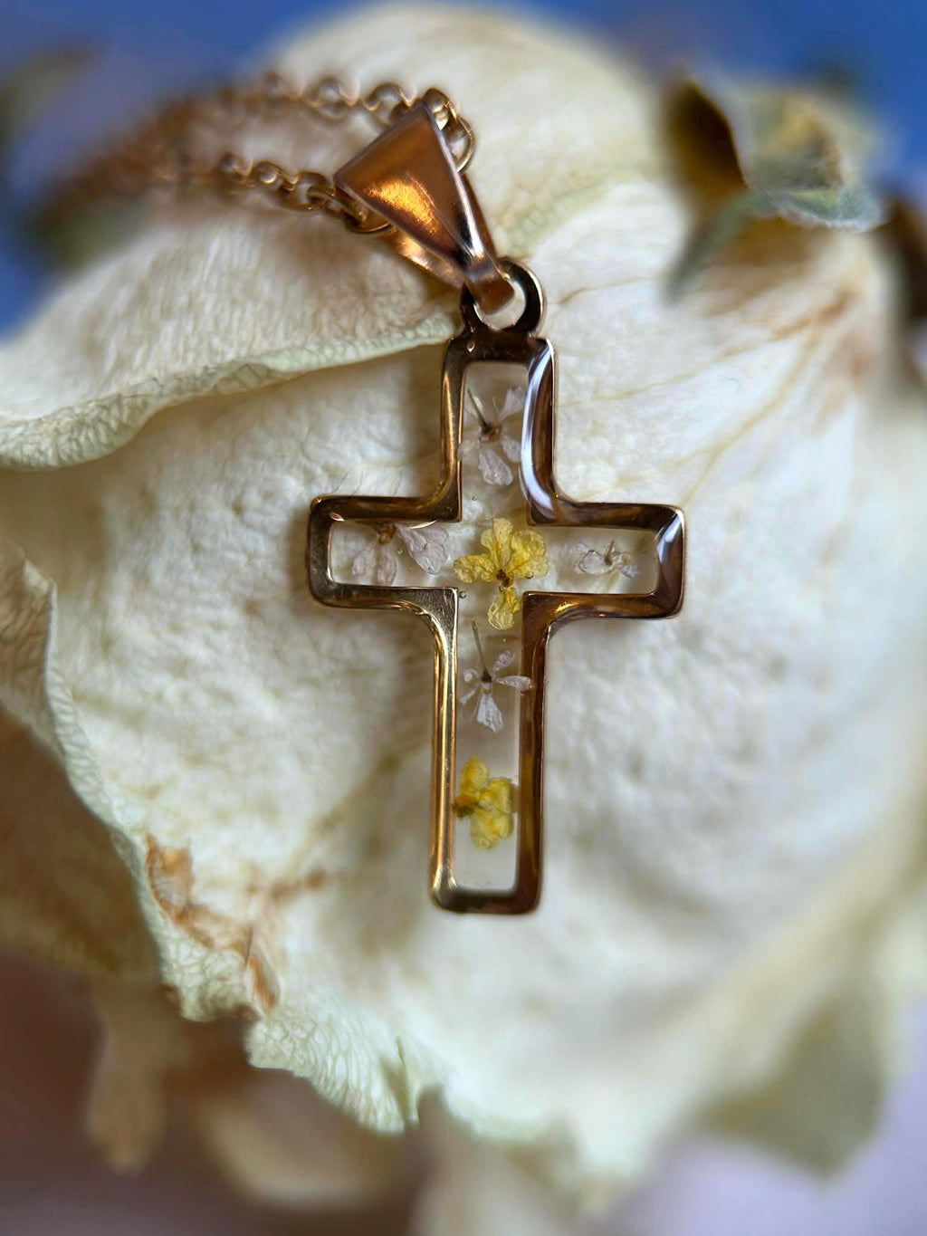 Collier avec pendentif croix - fleurs naturelles séchées