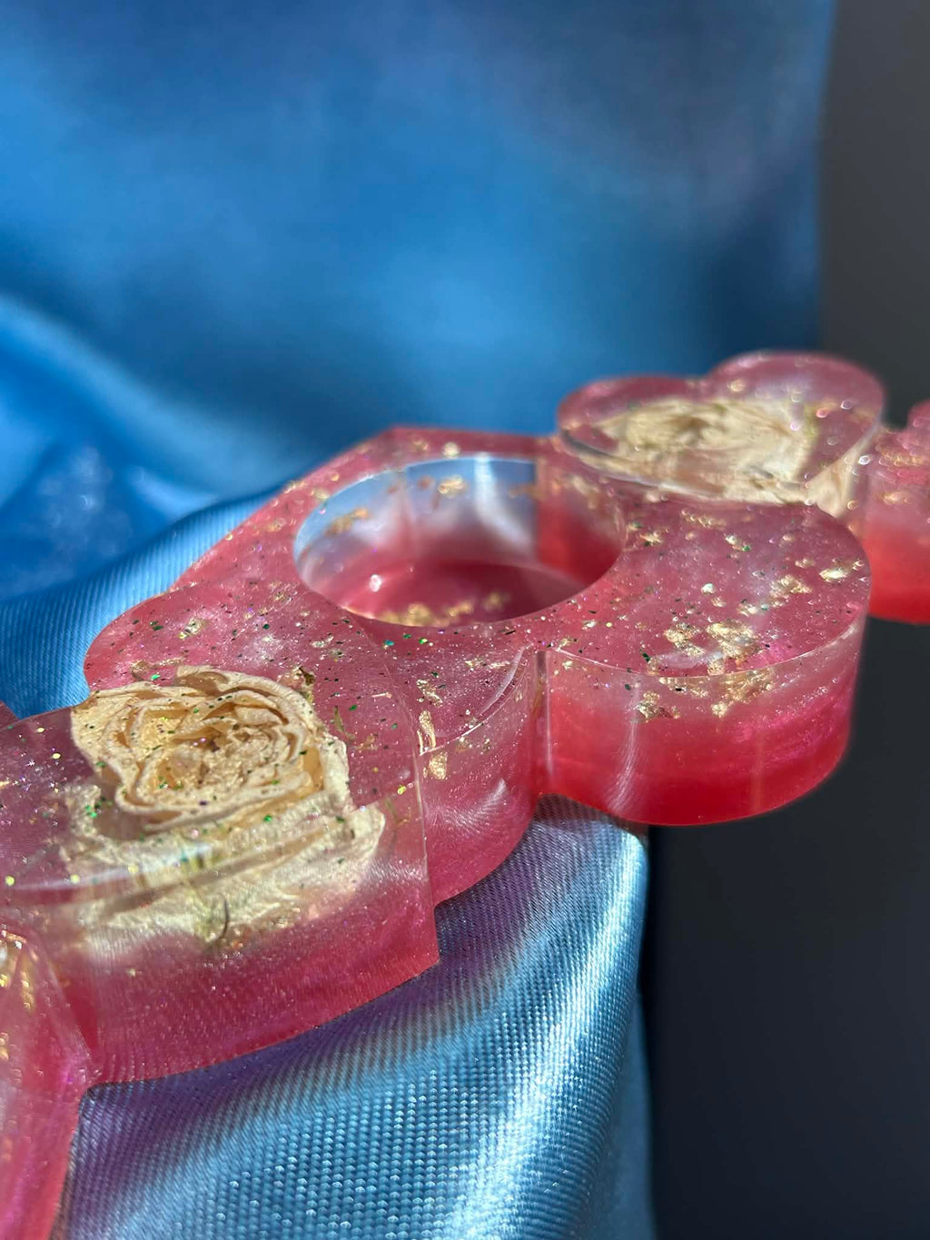 Bougeoir en résine avec roses blanches séchées - forme de cœur