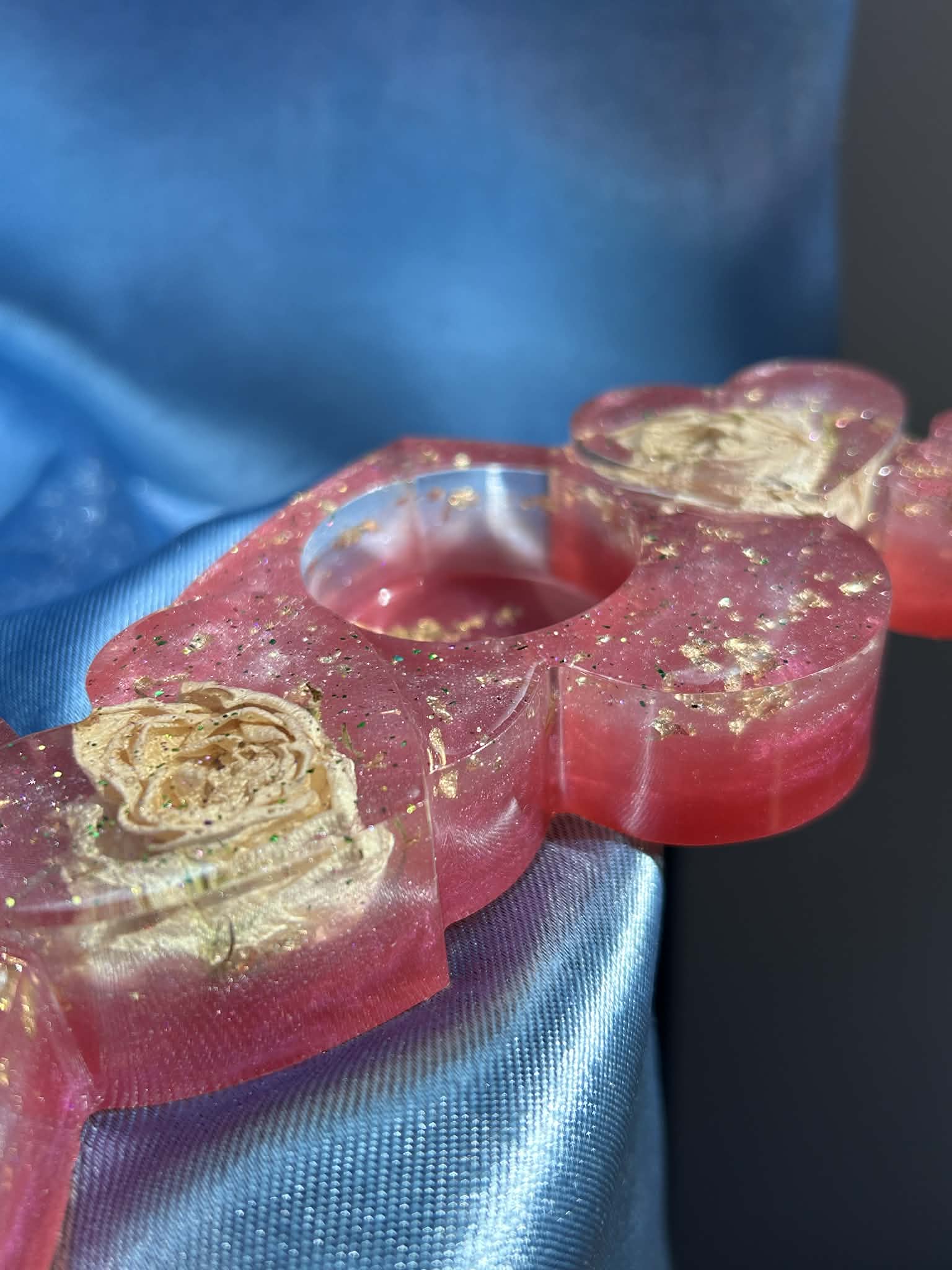 Bougeoir en résine avec roses blanches séchées - forme de cœur