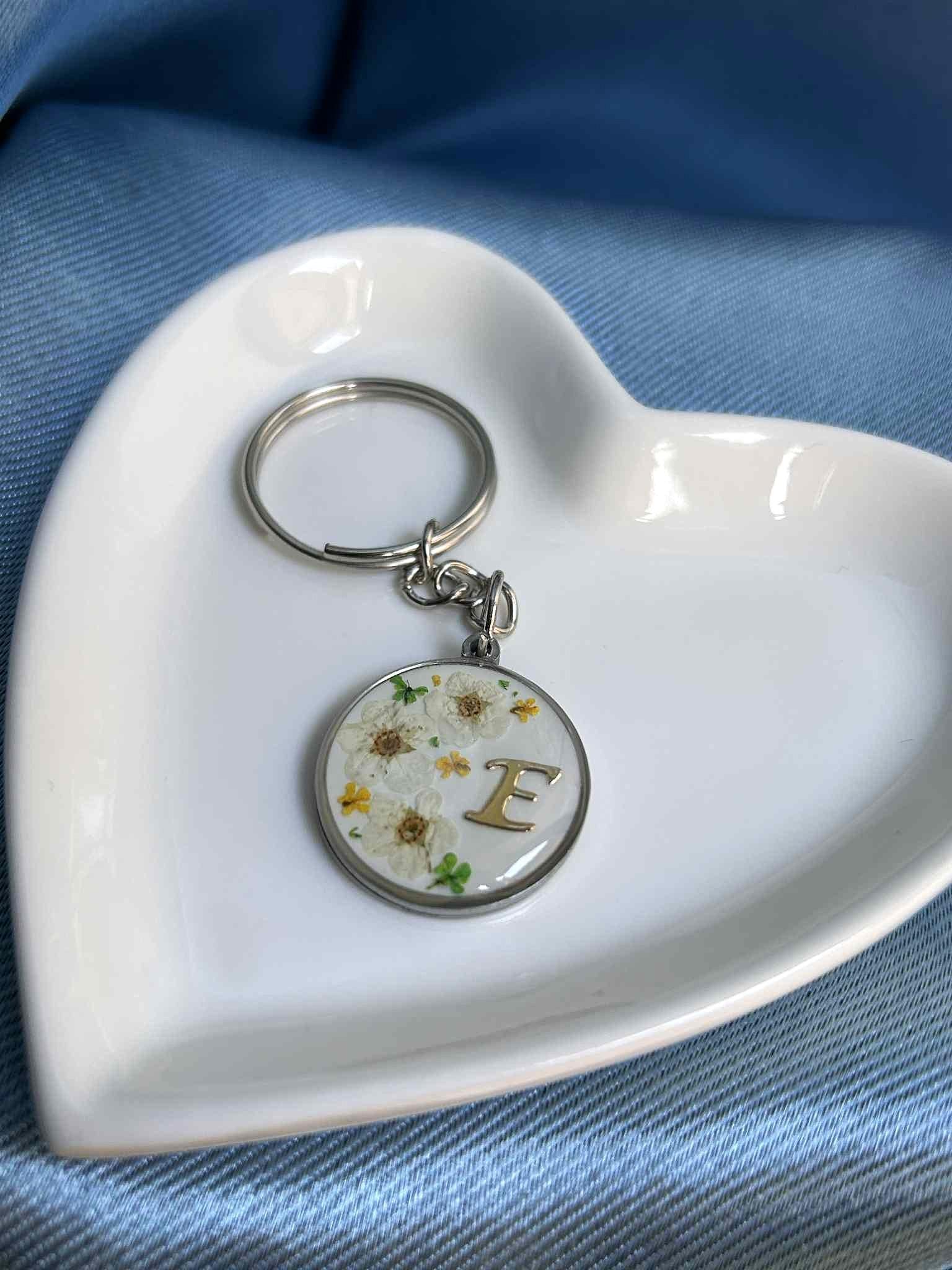 Collier personnalisé avec lait maternel, mèche de cheveux, initiale et fleurs séchées - souvenir de naissance bébé